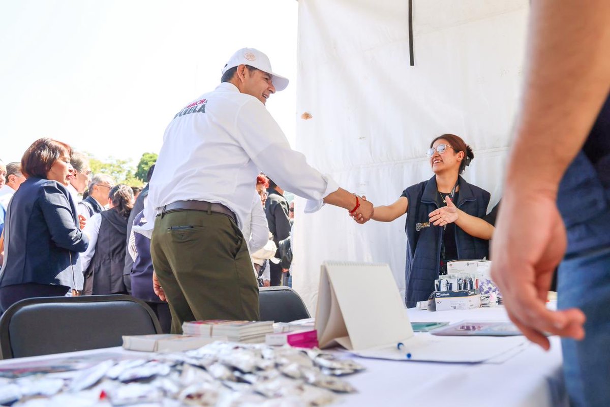 armentapuebla_'s tweet photo. Gracias a todas las familias que nos acompañaron en el CENHCH durante la Macrojornada Integral #PorAmorALasFamilias. 🤍🚑

Junto a mi esposa, Ceci, llevamos atención médica, prevención, orientación y apoyos pensados para cuidar a las y los poblanos. 🩺🍏📝👓 https://t.co/28QwAeogrj