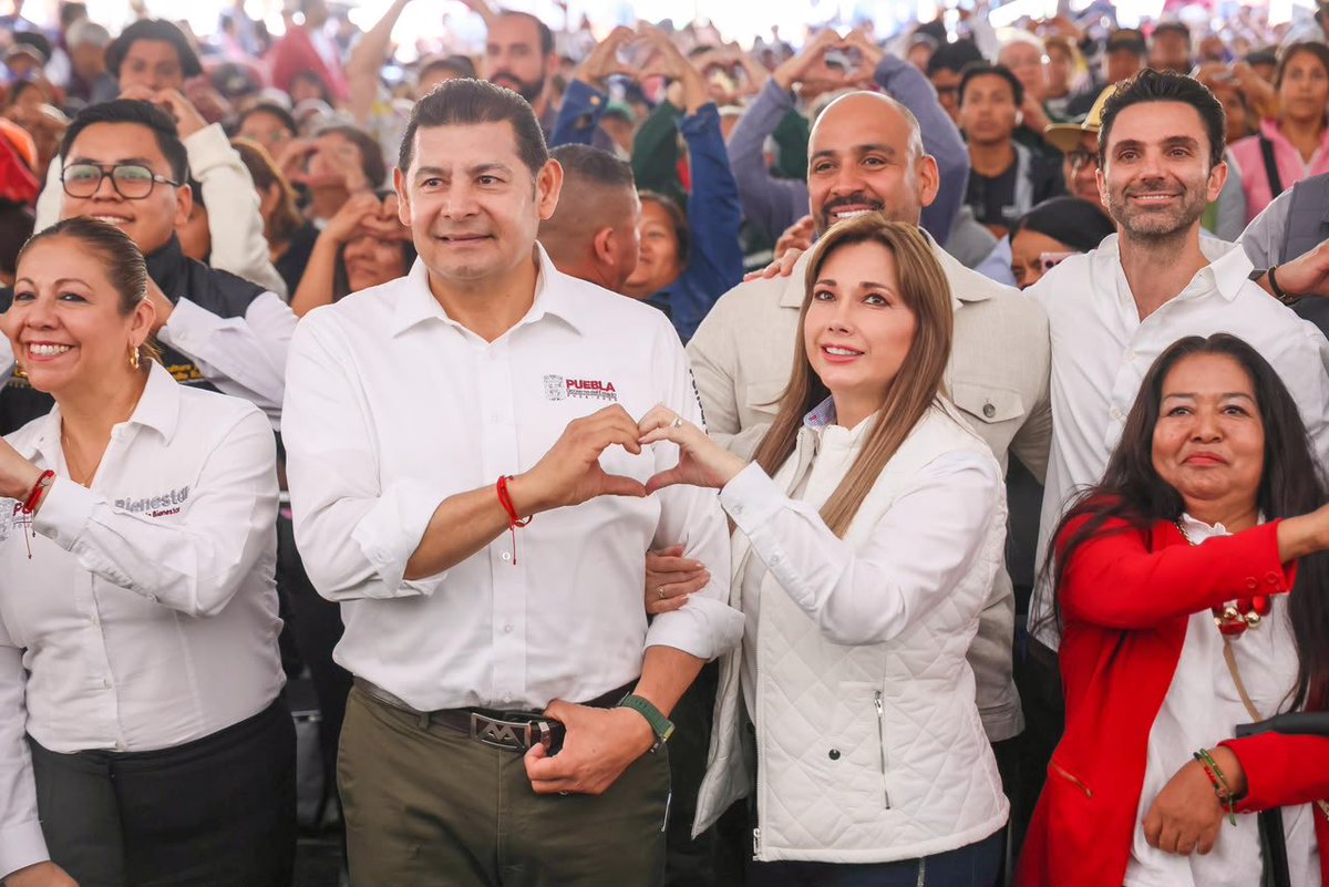 armentapuebla_'s tweet photo. Gracias a todas las familias que nos acompañaron en el CENHCH durante la Macrojornada Integral #PorAmorALasFamilias. 🤍🚑

Junto a mi esposa, Ceci, llevamos atención médica, prevención, orientación y apoyos pensados para cuidar a las y los poblanos. 🩺🍏📝👓 https://t.co/28QwAeogrj