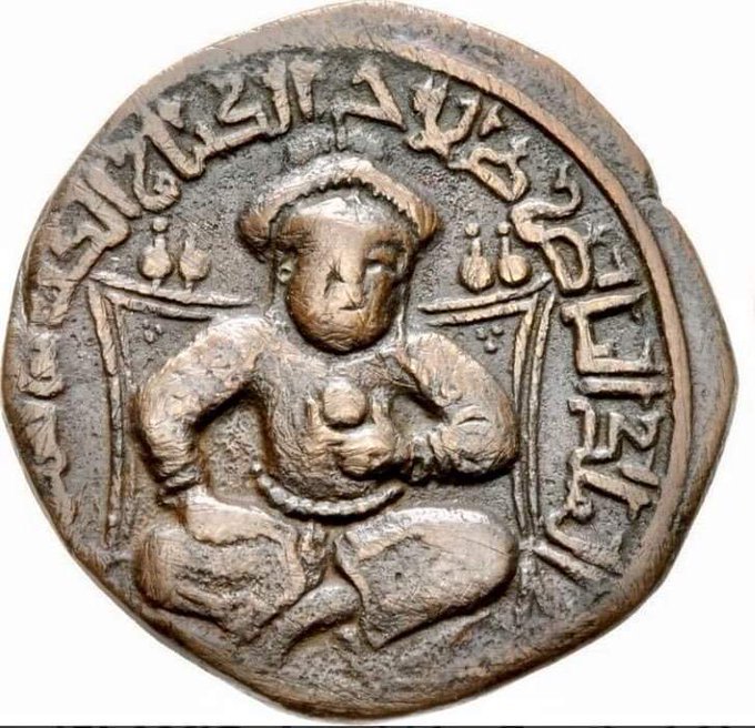 K_TURK_19051919's tweet photo. Selahaddin Eyyûbi’nin, Halep’i fethetmesi üzerine şehre onu tebrik etmek için gelen Arap şair İbn Sena-el Mülk, ona takdim ettiği şiirine şöyle başlıyordu:

“Türklerin devletiyle, Arap milleti yüceldi.” 

- İbn Sena’ el Mülk, 1969, c.II, 1-4

Selahattin Eyyubi'nin bastırdığı paralar. Türk usulü bağdaş kurup oturmuş. Sağ eli dizinin üzerinde sol eli ile kızıl elma küre tutuyor. Kızıl elma-kızıl küre Türklerde dünya hakimiyetinin sembolüdür. 

Bugün tarihimize sahip çıkmazsak yarın Mete Han veya Alparslan'a da sahip çıkacaklar...