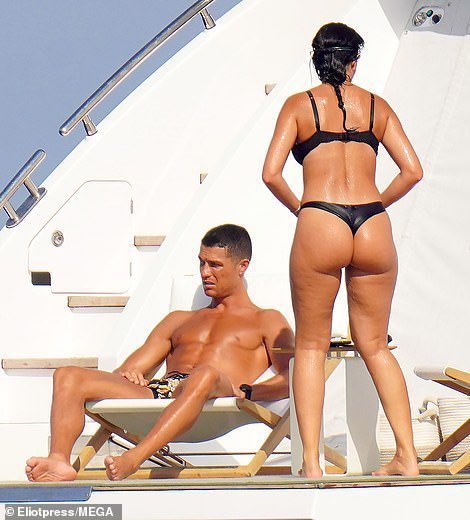 BlakeonGo's tweet photo. Cristiano Ronaldo’s dating history 💕💕

2004 - 🇧🇷 Jordana Jardel
2005 - 🇵🇹 Merche Romero
2006 - 🇵🇹 Merche Romero
2007 - 🇬🇧 Gemma Atkinson
2008 - 🇪🇸 Nereida Gallardo
2009 - 🇺🇸 Paris Hilton
2010 - 🇺🇸 waitress ( Cristiano jr’s mothe.…. Love https://t.co/GdYQypIgVz