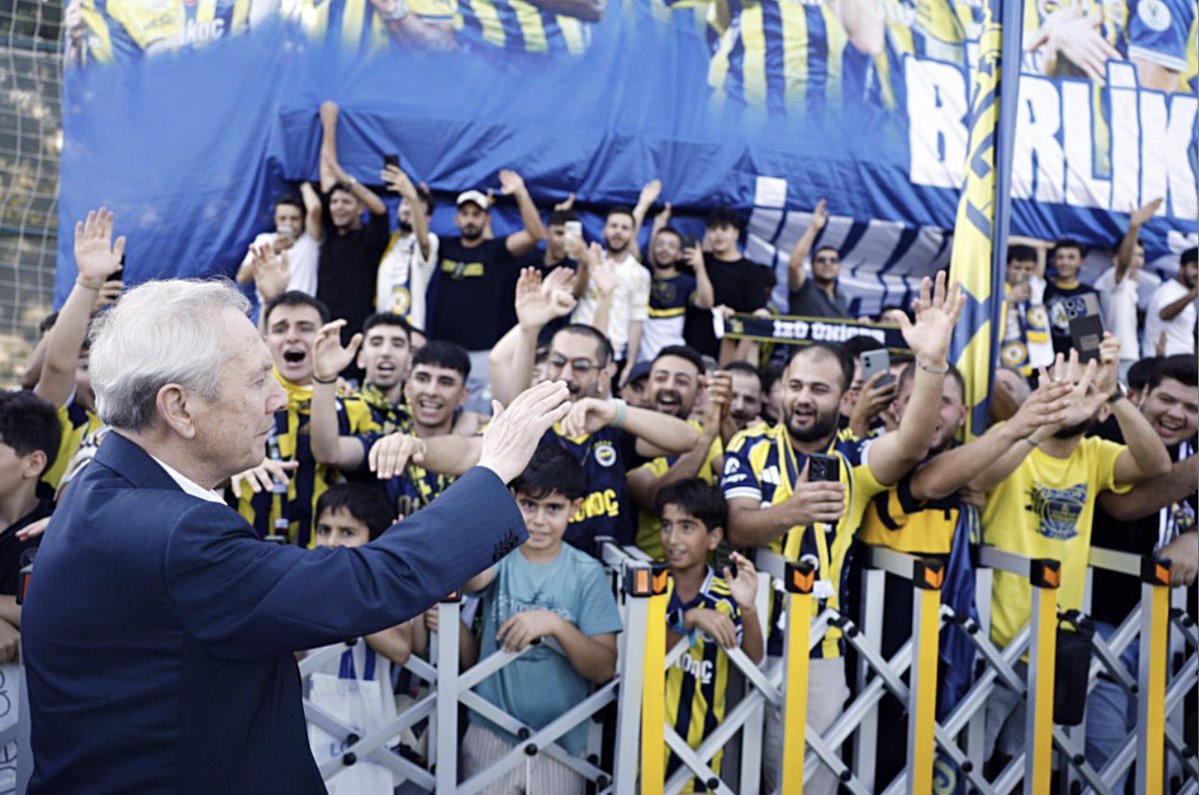 SaracogluSports's tweet photo. Liderimiz ve taraftarlarımız müthiş fotoğraf.. https://t.co/Rg57KEkhcO