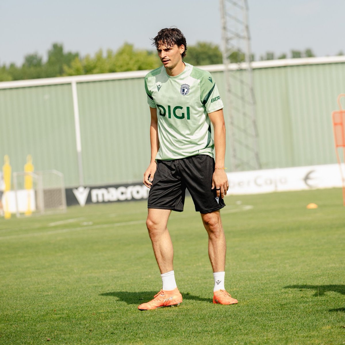 Burgoleros_TV's tweet photo. 🩹 𝐎𝐈𝐄𝐑 𝐋𝐔𝐄𝐍𝐆𝐎

🦶 Tras un golpe en el pie derecho ante el Athletic, el central del @Burgos_CF sufre una fractura en el dedo pulgar de dicho pie.
🧑‍⚕️ Su reincorporación dependerá de su evolución.

#BCF https://t.co/qexs1pzuSx