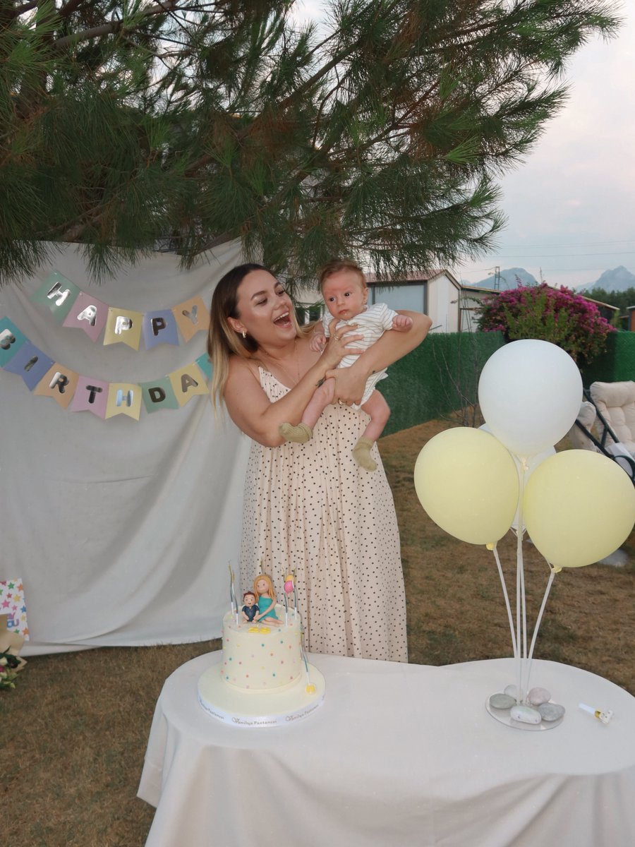 populicc's tweet photo. Başak Karahan, 28. yaşını eşi Halil Ünlü ve oğlu Kuzey ile kutladı.

"Bu yıl dileğimi kucağımda tutuyorum." https://t.co/Eo0LBsmUum