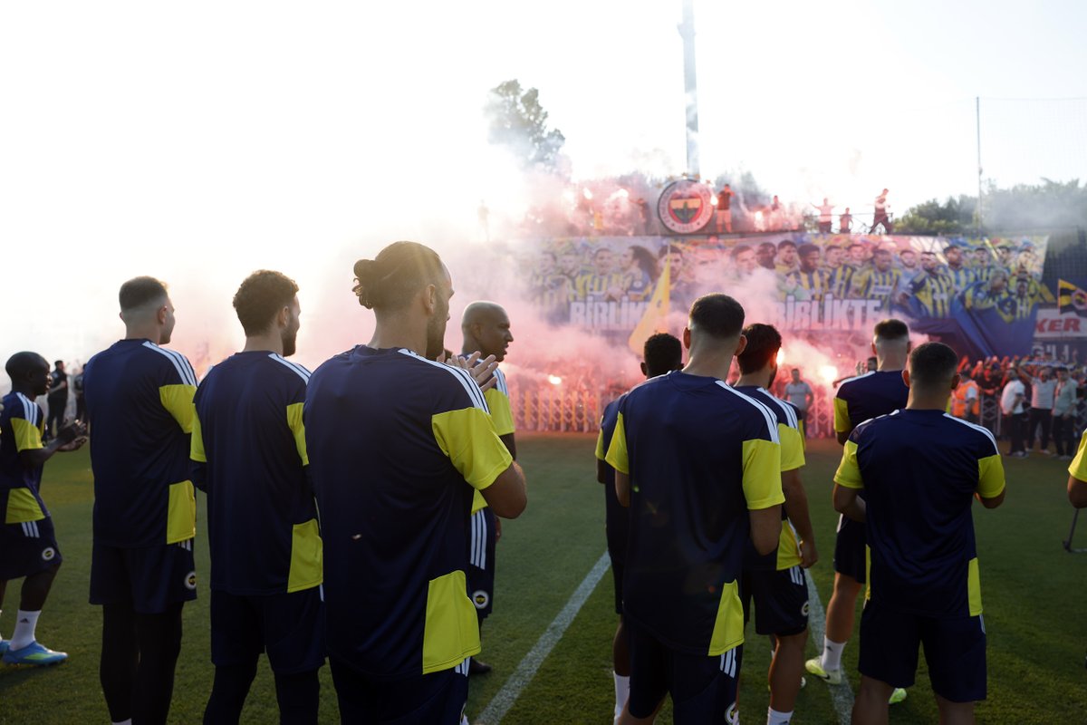 Fenerbahce's tweet photo. Büyük taraftarımızın muhteşem desteğiyle Sturm Graz maçı hazırlıklarımızı, Can Bartu Tesislerimizde gerçekleştirdiğimiz antrenmanla tamamladık. 💛💙 

🔗 https://t.co/rkUmJBWDAJ https://t.co/eFXiBeWBHy