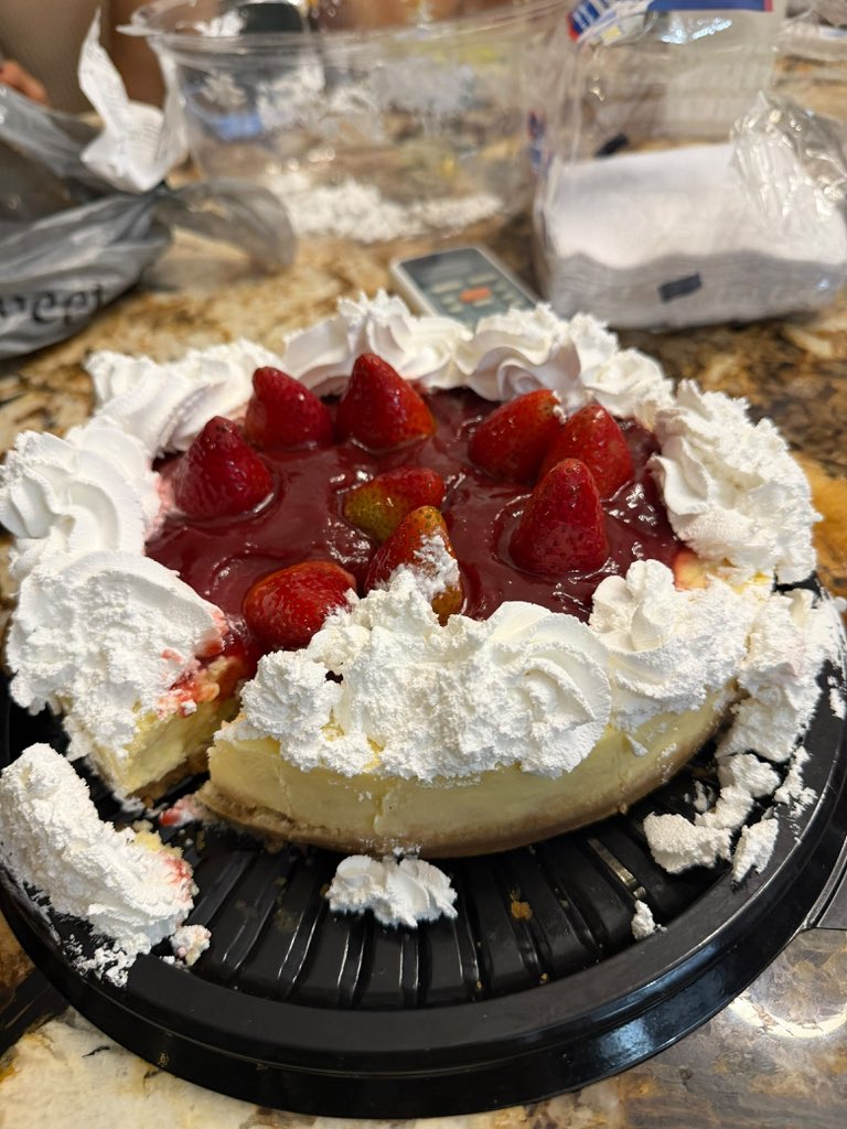 ChabeVega's tweet photo. @SweetandCoffee como es posible que llegue un postre de esta manera (adjunto fotos) y nadie de solución. Es posible comer algo así 🤷🏽‍♀️ https://t.co/NrkD2YHaVs