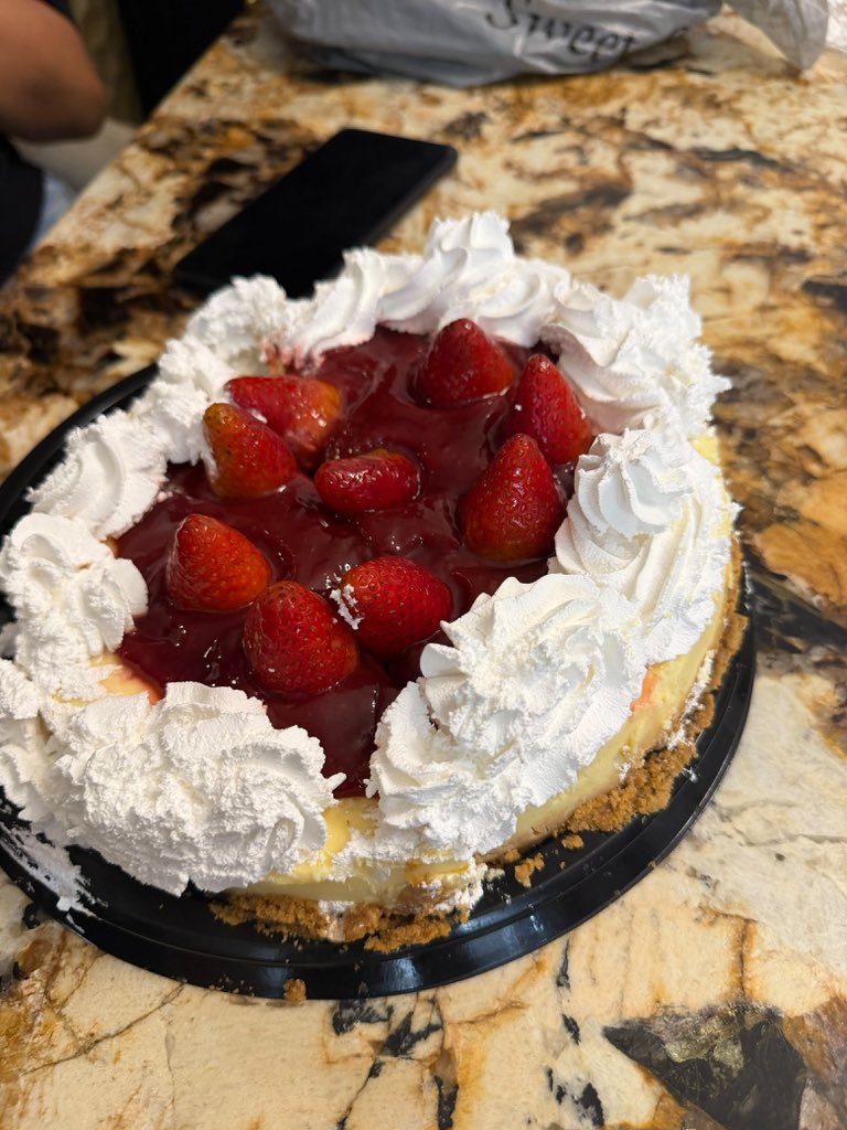 ChabeVega's tweet photo. @SweetandCoffee como es posible que llegue un postre de esta manera (adjunto fotos) y nadie de solución. Es posible comer algo así 🤷🏽‍♀️ https://t.co/NrkD2YHaVs