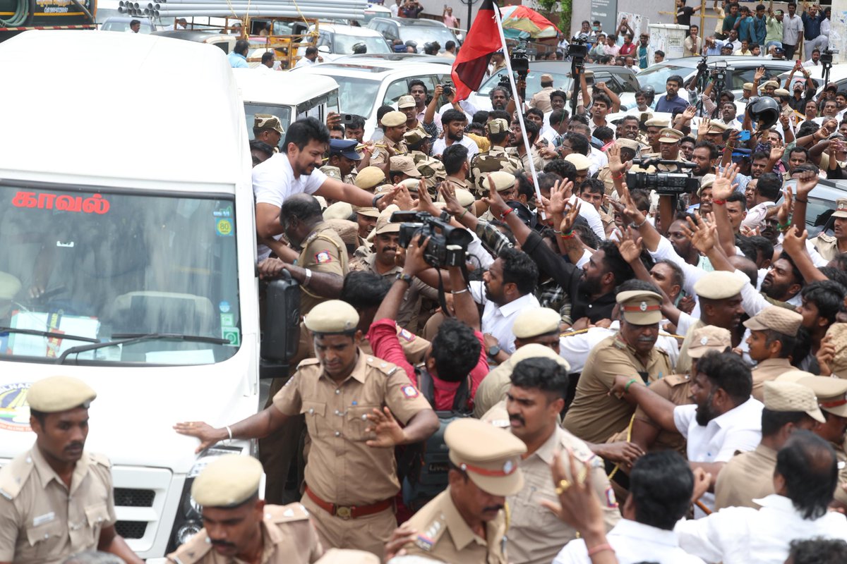 Udhaystalin's tweet photo. விவசாயிகளின் துயர் துடைக்க வக்கற்ற #SofaModel அரசு, பிரச்சினைகளை திசைதிருப்புவதற்காக என்னை கைது செய்திருக்கிறது.

தஞ்சை ஆர்ப்பாட்டத்தில் தேவையற்ற வார்த்தைகளை நான் பயன்படுத்தியதாக ஆளுங்கட்சியின் Abusive warriors-ஐ வைத்து என் மீது அவதூறு பரப்பினார்கள். 

பொய் வழக்குகளைப்பதிவுச் செய்து சென்னையில் இருந்து தஞ்சைக்கு அலைக்கழிப்பதாக நினைத்து, யாரையோ திருப்திப்படுத்த முயன்றிருக்கிறார்கள். 

என்னைக் கைது செய்ததும் மீடியாவைப் பார்த்து, இந்தக் கைதை காமடியாகப் பார்க்கிறேன் என்று கூறிவிட்டுத்தான் வந்தேன். 

போலீஸைப் பார்த்து பயந்து ஓடிப்போய் விடவில்லை.

ஆனால் இன்றைய முதலமைச்சர் கரூரில் 41 பேர் இறந்தபோதும் அவர்கள் குடும்பத்தாரையும் பார்க்காமல், மீடியாவையும் பார்க்காமல் கைது செய்து விடுவார்களோ என்று அச்சத்தில் தலைதெறிக்க ஓடியதை நாடறியும். 

கரூரில் அத்தனை உயிர்கள் பலியான போதும் - அடுத்த ஒரு மாதத்தில் பட விளம்பரத்துக்காக மலேசியா போய் குத்தாட்டம் போட்டவர்தான் இவர்.

முதலமைச்சர் வேண்டுமானால் கைதுக்கு பயப்படலாம். நான் அதற்கெல்லாம் அஞ்சமாட்டேன். நான் கலைஞரின் பேரன். முத்துவேல் கருணாநிதி ஸ்டாலின் அவர்களின் மகன்.

விவசாயிகளுக்காகப் போராடி கைதாவது என்றால், ஒருமுறை அல்ல 100 முறை கூட கைதாவேன். 

விவசாயிகளின் நலனுக்காக 300 கிலோ மீட்டர் அல்ல 3000 கிலோமீட்டருக்கு மேல் அழைத்துச் சென்றாலும், நான் செல்லத்தயார்.

உங்கள் அடக்குமுறை எங்கள் மக்கள் பணிகளை ஒரு நாளும் தடுக்காது! 

என்னுடைய கைதை கண்டித்த தோழமை இயக்கங்கள் உள்ளிட்ட பல்வேறு அரசியல் கட்சித் தலைவர்களுக்கும், தமிழ்நாடு முழுவதும் எனக்கு ஆதரவாக ஒற்றுமையை வெளிப்படுத்திய கழக உடன்பிறப்புகளுக்கும் என் நன்றியைத் தெரிவித்துக் கொள்கிறேன்.

@mkstalin @arivalayam