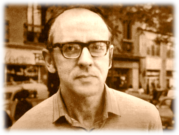 CubaOrtografia's tweet photo. ¿Conocían al escritor cubano Calvert Casey? 

Aquí te cuento su historia. Otra más en el historial del castrismo, entre crímenes y complicidad.

Calvert Casey, el homosexual que la revolución empujó al suicidio

La izquierda cubana, con su manía de fabricar al hombre nuevo a punta de disciplina y moral hueca, aplastó sin piedad a uno de los escritores más delicados y kafkianos que pasó por sus filas. Calvert Casey, tartamudo, miope, homosexual abiertamente declarado y de origen norteamericano, creyó en el fatal experimento castrista lo suficiente para regresar a la isla, trabajar en sus revistas y publicar allí. Cuando el régimen endureció la caza a los «desviados», él tuvo que largarse. Acabó su vida tragándose un frasco de somníferos en un apartamento romano.

Hijo de padre irlandés-estadounidense y madre cubana, pasó la infancia y la adolescencia en La Habana. En la década del 40 se instaló en Nueva York, donde vivió y trabajó hasta regresar a Cuba a finales de los 50. Desde allí mandaba textos a la revista Ciclón. Tras el triunfo de 1959 regresó. Se sumó al grupo de Lunes de Revolución, escribió crítica teatral, reseñas y traducciones, colaboró en Casa de las Américas, Bohemia y La Gaceta de Cuba. Trató de cerca a Guillermo Cabrera Infante, Virgilio Piñera, Antón Arrufat y Miguel Barnet. En 1962-1963, Ediciones R le sacó el volumen de cuentos El regreso. Al año siguiente apareció Memorias de una isla, recopilación de sus piezas periodísticas.

Todo iba más o menos bien hasta que el régimen decidió que el homosexual no podía ser revolucionario de verdad. Fidel Castro lo dijo sin rodeos en 1965 y 1966. Entre noviembre de 1965 y julio de 1968 funcionaron las Unidades Militares de Ayuda a la Producción, los campos de trabajo forzado donde metieron a homosexuales, religiosos, intelectuales y cualquiera tachado de antisocial. Se hablaba de «reeducar», de borrar gestos afeminados, de producir caña y conciencia. Casey, que ya había sentido el cerco, salió de la isla en 1965. Antes de que lo etiquetaran de gusano maricón y lo mandaran a Camagüey.

En Europa, trabajó de intérprete simultáneo para organismos internacionales. Vivió en Ginebra, viajó y terminó en Roma. Allí conoció a Giovanni Losito, el joven italiano al que llamaba Gianni. Le dedicó Notas de un simulador, el libro que Seix Barral publicó en 1969. Escribió en inglés una novela titulada Gianni, Gianni. Después de una pelea y de un desengaño amoroso, tiró el manuscrito al Tíber. Solo se salvó el capítulo final, Piazza Margana o Piazza Morgana, ese texto donde el narrador se introduce en la corriente sanguínea del amado, viaja por sus órganos y declara haber encontrado la dicha definitiva dentro de otro cuerpo.

El 16-17 de mayo de 1969 lo hallaron muerto en el apartamento de la vía Gesù e Maria. Había ingerido una sobredosis de barbitúricos. Llevaba casi un día sin vida. Tenía unos 45 años. Sus restos acabaron en un osario del cementerio Campo Verano.

La misma izquierda que lo recibió en Lunes de Revolución y le publicó cuentos en la isla fue la que instaló los campos, la que declaró al homosexual incompatible con el miliciano y la que obligó a Casey a elegir entre el silencio forzado o el exilio. Él eligió el segundo y después el frasco. Los intelectuales que todavía hoy ensalzan la «generosidad» cultural de aquellos primeros años castristas prefieren no detenerse demasiado en este detalle. Prefieren hablar de otros. Casey, con su tartamudez, su gusto por Kafka y Henry Miller, su homosexualidad abierta y su final romano, resulta incómodo. Mejor dejarlo en el margen, como hizo el régimen cuando ya no le servía.