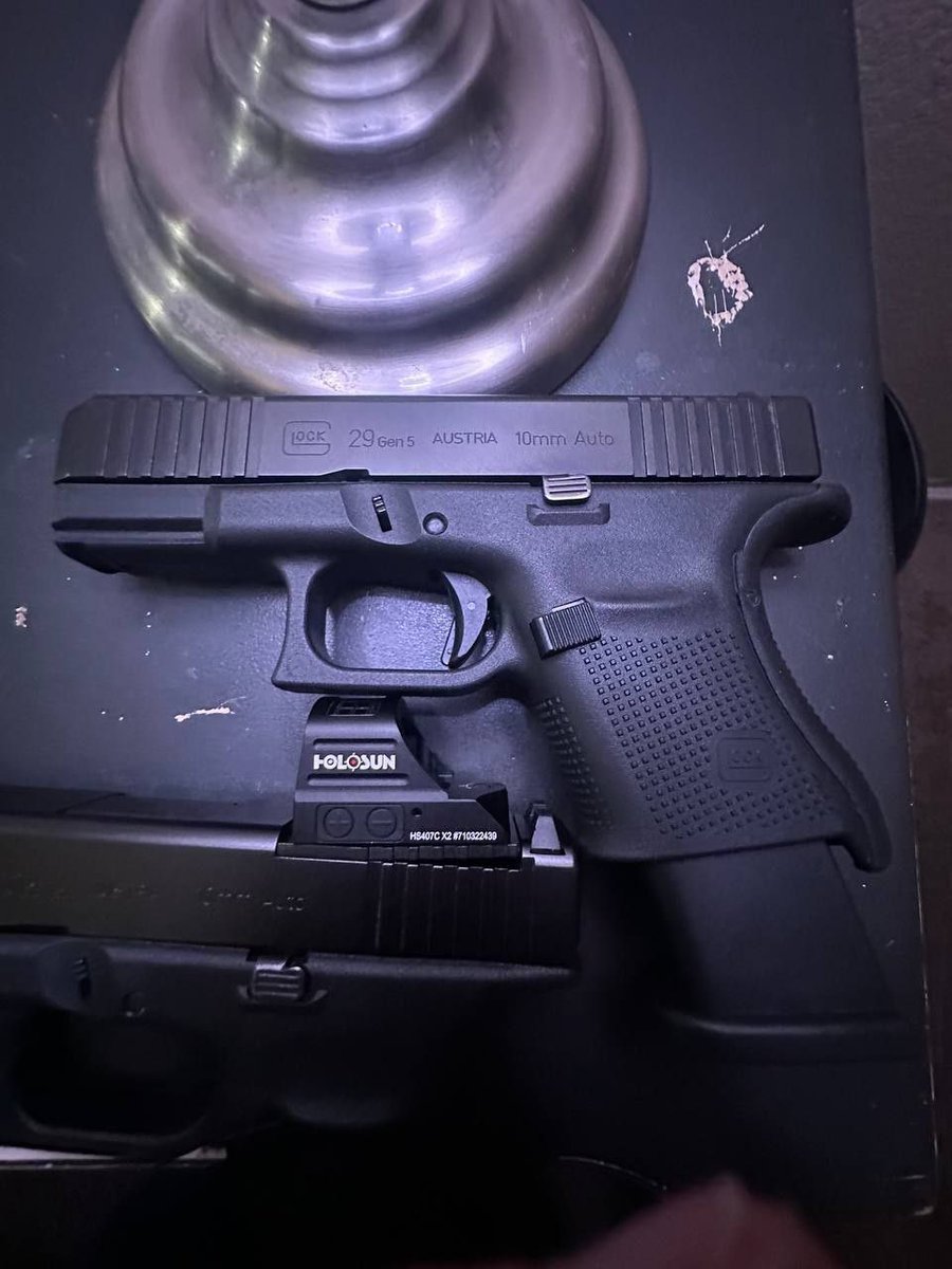 ChicagoDroryxtX's tweet photo. Glock 29 gen 5, kriss vec, 3 mags, og box, ammo, beaver tail

Lmk 
#glock #tactical #ar #shooting #pewpewlife #pistol #rifle #chicago #ndamendment #weaponsdaily #firearm #edc #weapons #military #igmilitia #pewpewpew #freedom #handgun #hunting #concealedc https://t.co/lUrLIL2RGD