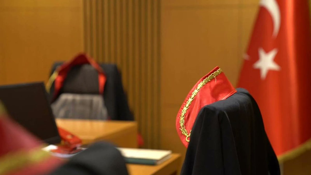 sevincozarslan's tweet photo. TERÖR SAVCISIYDI, CİNAYET İDDİASIYLA TUTUKLANDI

15 Temmuz’dan sonra İstanbul Cumhuriyet Başsavcılığı Terör Bürosu’nda görev yapan ve aldığı kararlar kamuoyunda uzun süre tartışılan eski savcı Ergün Güçlü, kız arkadaşı Özlem Yıldız’ı (37) öldürdüğü iddiasıyla tutuklandı. 

Mazlumun ahını almayın, çıkar bir yerlerden.

Cezaevinde 1412Hasta

https://t.co/WlbgT3LQZI