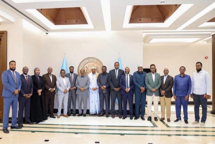 SultanAlsuldan's tweet photo. Former minister Abdirizak Omar and upper house deputy chairman Ali Shaban are close allies of Hassan Sheikh, making it likely that he will choose one of them after the Hawadle clan urged him to choose his preferred candidate among them
#Hirshabelle https://t.co/CwBLvcLHPW
