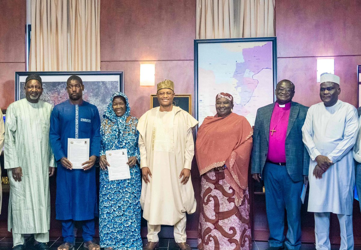 UbaSaniMedia_'s tweet photo. Governor @ubasanius reaffirmed his commitment to restoring hope as the families of the late Ven. Edwin Achi and Ummulkhair Aliyu thanked him for providing housing, financial support and educational assistance. 

#WorkingForKaduna https://t.co/KqxCZbaXna