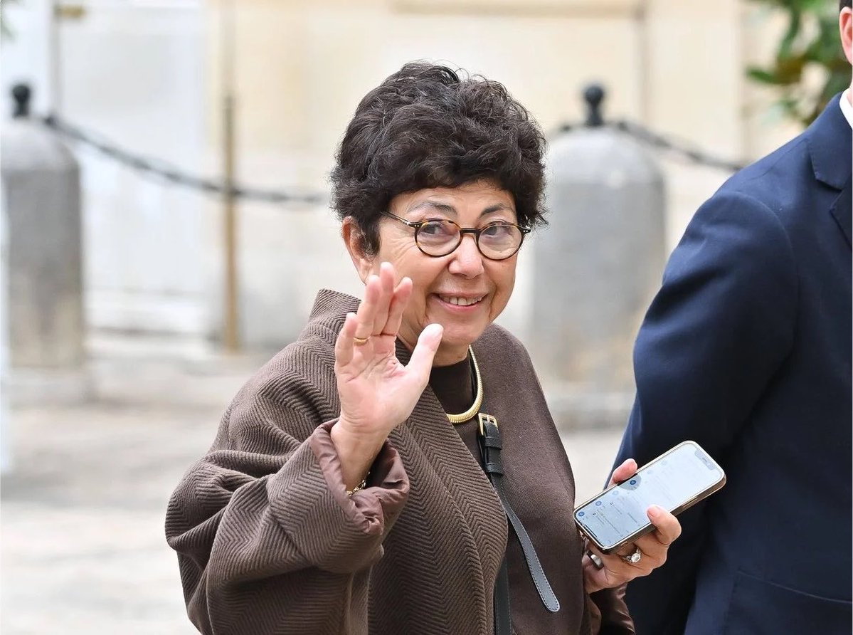 BastionMediaFR's tweet photo. 🔴🇫🇷 𝗙𝗟𝗔𝗦𝗛 𝗜𝗡𝗙𝗢 — La ministre de la Transition écologique, Monique Barbut, ne participera pas à la COP17 sur la lutte contre la désertification, malgré la présence attendue d’une centaine de chefs d’État et de ministres de l’Environnement.
La conférence se tiendra du 17 au 28 août en Mongolie, où seront notamment abordées les questions de sécheresse, d’incendies et de dégradation des sols.
Cette absence surprend d’autant plus que, lors des précédentes COP sur la désertification, les délégations françaises étaient systématiquement conduites par le ministre en exercice.
Monique Barbut connaît pourtant parfaitement cette conférence, puisqu’elle a dirigé pendant cinq ans la Convention des Nations unies sur la lutte contre la désertification, l’organisation qui pilote cette COP, avant d’entrer au gouvernement.
Après avoir suivi les réunions de crise sur les incendies en visioconférence depuis sa propriété de Sainte-Maxime, Monique Barbut assistera peut-être aussi à cette COP… en visio ?
(Source : Le Canard Enchaîné)