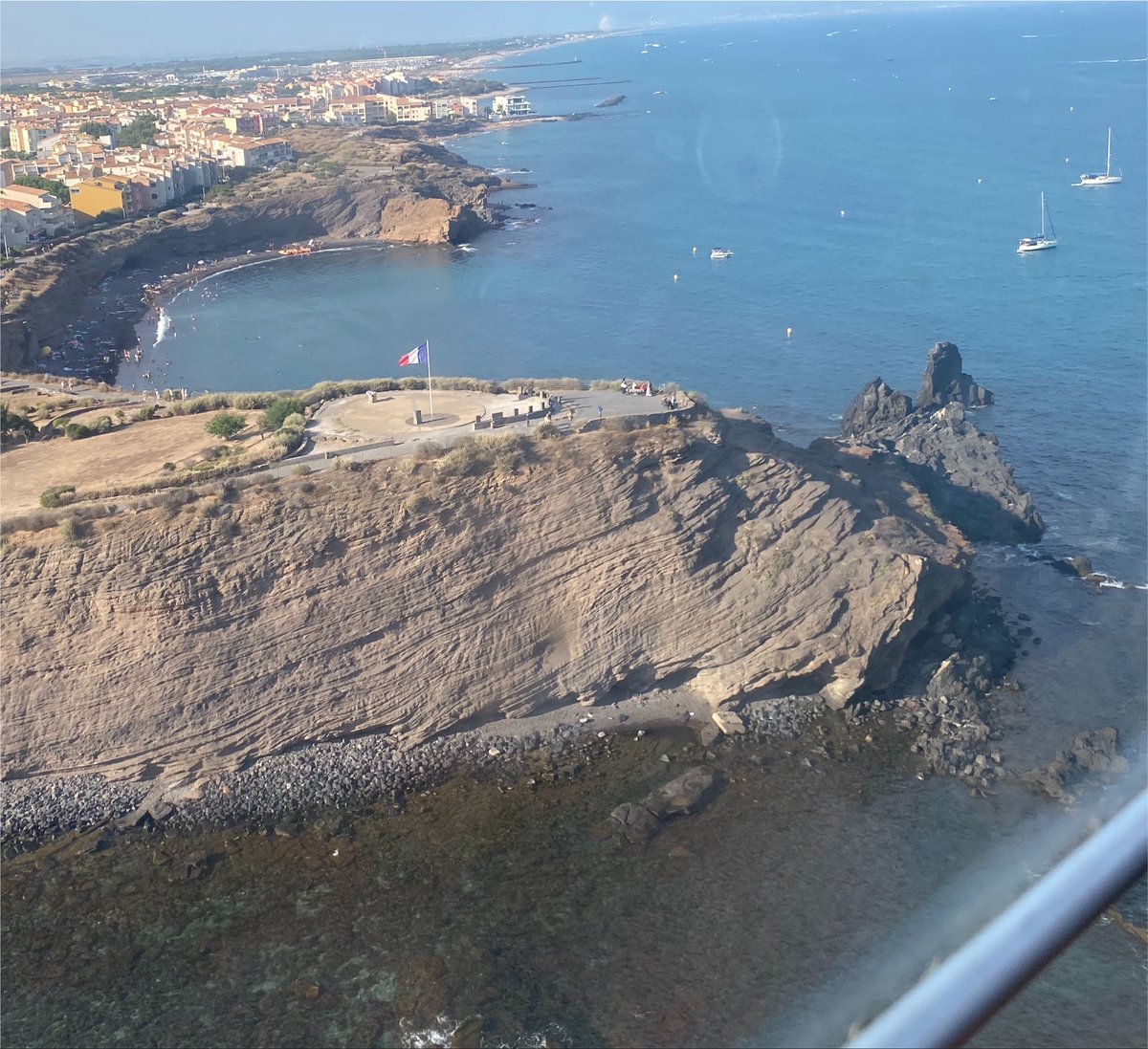 David_vanH's tweet photo. Le régime a envoyé des pilotes d’hélicoptères me harceler. « Contrôle d’identité !! » je publie les vidéos ?
C’était côté atlantique.
Hop, j’ai fait 6h de vol et commencé de l’autre côté.
Coucou la Méditerranée !
VIVE LA RÉSISTANCE 🇫🇷 https://t.co/haXk4453at