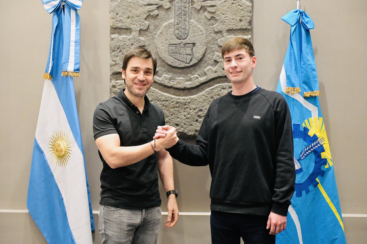 NachoTorresCH's tweet photo. CHUBUT NOS NECESITA JUNTOS

Hay discusiones que están por encima de cualquier diferencia partidaria: defender los recursos de nuestra provincia, impulsar una Argentina verdaderamente federal y poner siempre a Chubut por encima de cualquier nombre propio.

Por eso celebro que haya una nueva generación de dirigentes justicialistas, como Luka Jones, que entienden que este es el momento de construir acuerdos y dar esas peleas juntos. Porque cuando ponemos a Chubut por encima de cualquier bandería política, no hay diferencias que nos separen.

Bienvenido, Luka, a Despierta Chubut: el único frente que nació para defender los intereses de nuestra provincia.