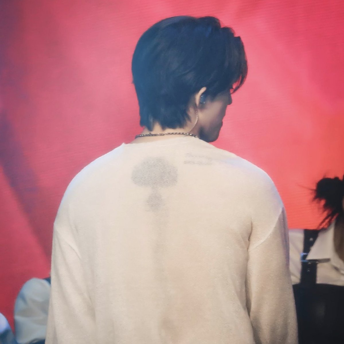 hanche0lism's tweet photo. DOES HE KNOW THAT I AM CRAZY ABOUT THAT BACK TATTOO OF HIS? https://t.co/YqnUxjBzhX
