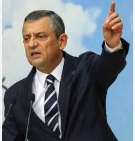 TC_MKemal's tweet photo. Yeni parti lideri Özgür Özel hakkında dokunulmazlığının kaldırılması talebiyle fezleke düzenlenmiş.  

TARAFIMIZ NET OLARAK BELLİ OLSUN !   

👉 "ÖZGÜR ÖZEL 'İN YANINDAYIM " diyenler lütfen RT. https://t.co/0juD0OPtD0