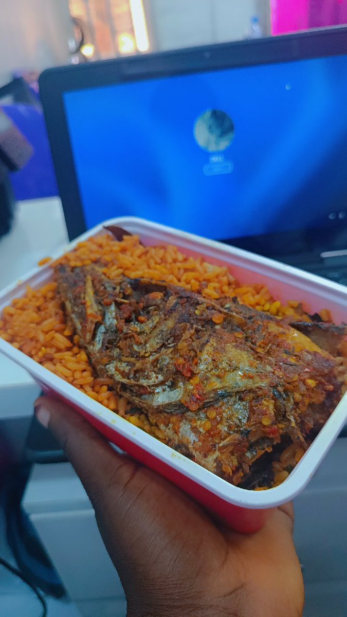 _Baraqheart's tweet photo. Good food has a way of making everything feel better. 🤍

Jollof rice,Native rice and fish? Say less. 😋🍛🐟

#Foodie #JollofRice #FishLover #FoodPhotography #NaijaFood #GoodFoodGoodMood #FoodIsLife https://t.co/viaveUWUcw