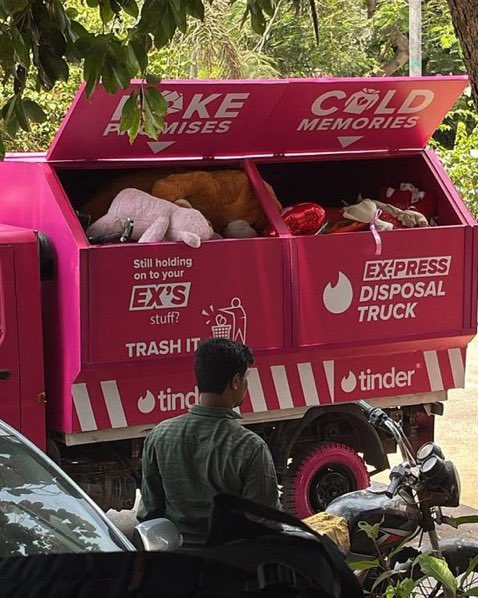 FrenchRapUS's tweet photo. 🚨 INCROYABLE ! 

Le géant Tinder a créé un camion poubelle pour aider les gens à jeter les souvenirs de leurs ex 🥲

C’est l’idée du siècle si on me demande… https://t.co/YqpDHT6vvA