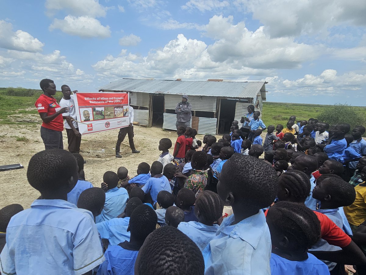 UNMAS's tweet photo. After a 16y.o was injured by an unknown hazardous object brought home, #UNMAS #SouthSudan, with support from @OCHAFunds, rapidly deployed Explosive Ordnance Risk Education teams to help children recognize, avoid and safely report dangerous items.
Read more https://t.co/siDcOb8VAd https://t.co/S9pGNEU3mB
