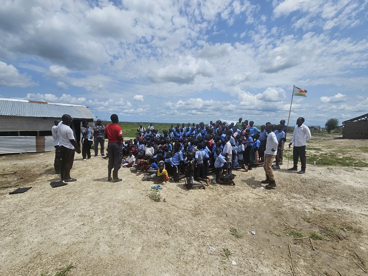 UNMAS's tweet photo. After a 16y.o was injured by an unknown hazardous object brought home, #UNMAS #SouthSudan, with support from @OCHAFunds, rapidly deployed Explosive Ordnance Risk Education teams to help children recognize, avoid and safely report dangerous items.
Read more https://t.co/siDcOb8VAd https://t.co/S9pGNEU3mB