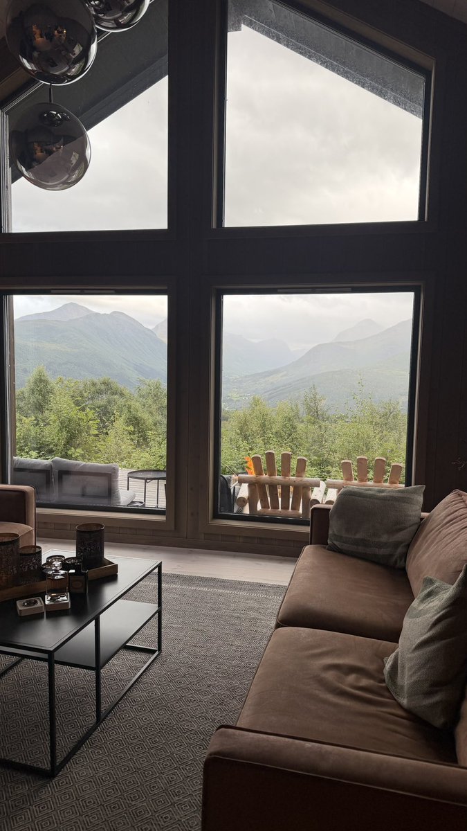 QueenSusu12's tweet photo. Lost in peace, found in soul 🏔️ https://t.co/XFhL9Y23UP