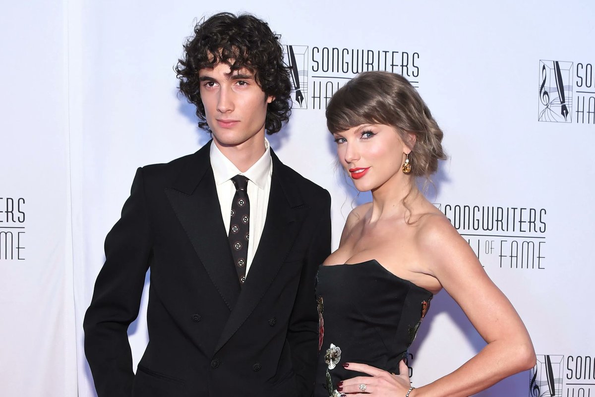 Variety's tweet photo. Sombr on performing Taylor Swift's "Cardigan" and "Dear John" while honoring her at the Songwriters Hall of Fame: 

"I asked Taylor to pick the songs for me, because I wanted the night to be fully about her, but she wouldn’t allow it. She was like, ‘No, I want you to pick the songs.’ It put me under a lot of pressure, but she was really happy with my choices." 

He tried to avoid eye contact with Swift during the performance: "If I looked at her for three seconds during the performance, my mind would have completely blanked because that’s Taylor Swift. That’s a goddess. I remember looking at her for a split second while performing and almost losing it, but then I looked away." 

https://t.co/v7Thl5TFT0