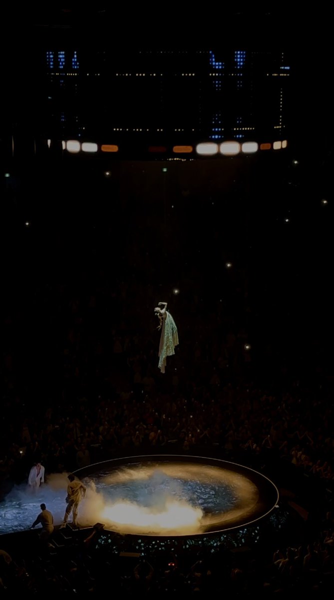 povmoonlight24's tweet photo. it has been 4 days and i’m still going through the post concert depression. Eternal Sunshine tour has my heart forever https://t.co/Qka3oBaJPW
