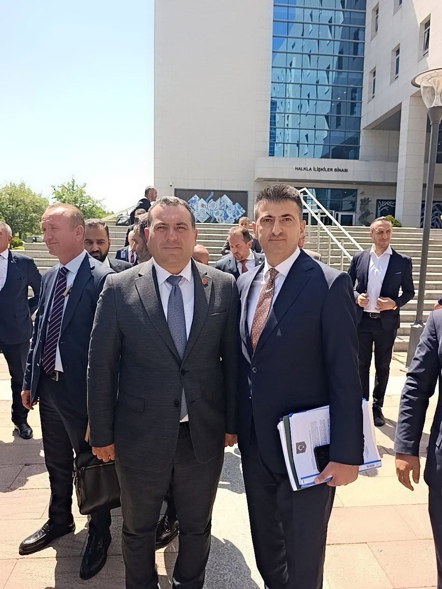 ErtugrlGaziTmsy's tweet photo. TMSY Terörle Mücadele Sırasında Yaralanıp Gazi Sayılmayanlar Derneği 

🇹🇷BİZ BİTTİ DEMEDEN BİTMEZ🇹🇷

Ertuğrul Gazi Demir &  Mehmet Ali Çelebi 

🇹🇷VAROL KIYMETLİ VEKİLİM 

(Ben hep inandım ve güvendim kendisine. 2017 yılından  bu tarafa düşüncesinden, fikrinden, mücadelesinden  söylemlrinden gram sapma olmamıştır.dimdik bildiği doğruları savunmuştur her daim  birbkomutan bir abi , kardeş  gibi yanımızda olmuştur.)

🇹🇷BİZİM İÇİN İMKÂNSIZ DEDİLER ,

🇹🇷OLMAZ DEDİLER ,

🇹🇷YAPAMAZ DEDİLER ,

🇹🇷BİZİM İÇİN İMKÂNSIZ YOK, 

🇹🇷SADECE ZAMANA İHTİYAÇ VAR DEDİM.

🇹🇷, YILMADIM, BIKMADIM, USANMADIM, BAHANE

 ÜRETMEDİM

🇹🇷İNANDIM , İNANDIK VE BAŞARDIK

🇹🇷SİZİN EMEKLERİNİZLE BAŞARDIK 

🇹🇷BÜYÜK BİR GAYRET,BÜYÜK BİR AZİMLİLİK,

 BÜYÜK BİR, MÜCADELEYLE YILMADAN KAZANDIK.

🇹🇷BURAYA EMEK VEREN , OMUZ VERENLERLE

BAŞARDIK.

🇹🇷AŞK İLE ÇALIŞAN İNANAN YORULMAZMIŞ

🇹🇷SİZİNLE TARİH YAZDIK

🇹🇷EVET BU ÇOCUKLAR TARİH YAZDI.

🇹🇷DÜNYA DA VE TÜRKİYE DE BİR İLKİ BAŞARDIK.

🇹🇷TÜM GAZİLERİMİZE VE AZİZ MİLLETİMİZE HAYIRLI OLSUN

🇹🇷ONURLUYUM, GURURLUYUM BU VATANIN ONURLU GAZİSİ OLMA UNVANI NI KAZANDIK.

TMSY DERNEĞİ GENEL BAŞKANI

Ertuğrul Gazi Demir