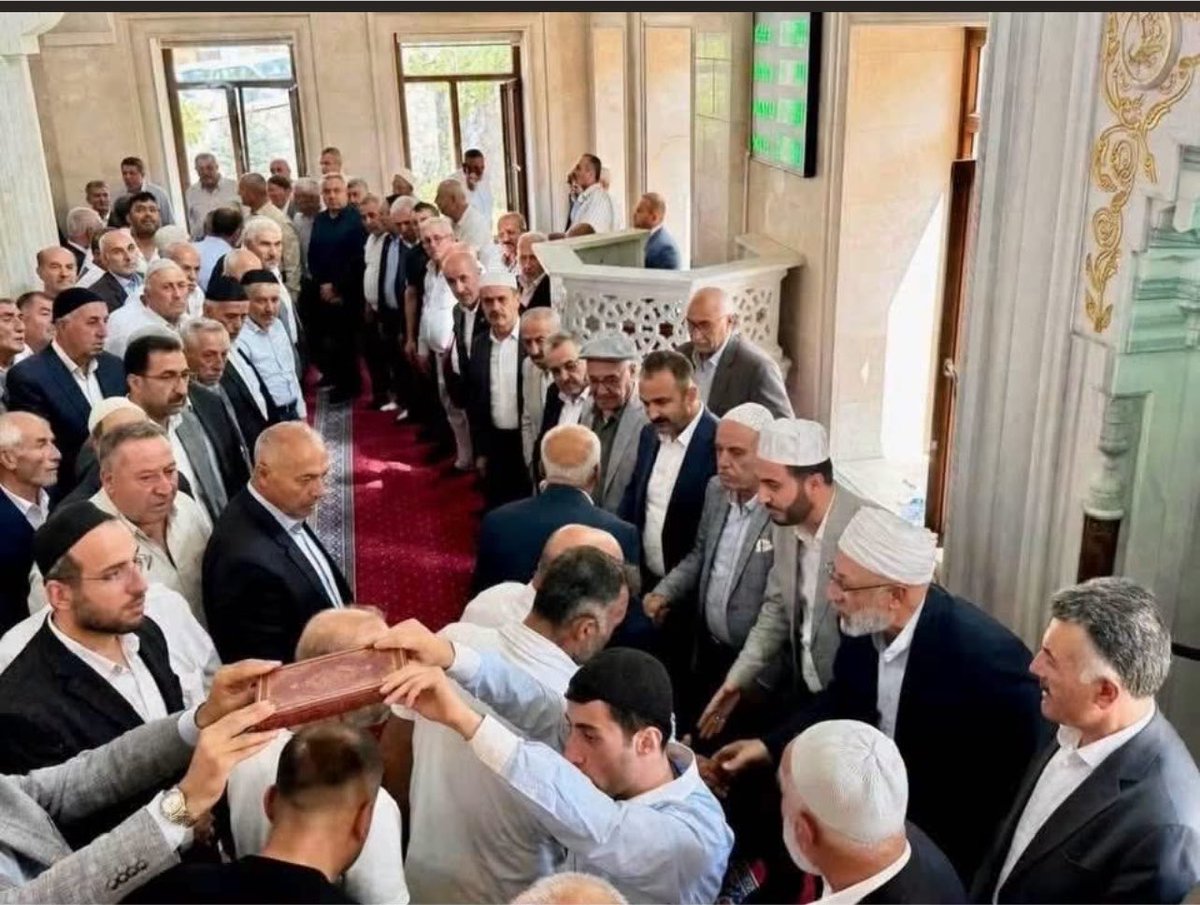 AkPartiGuroymak's tweet photo. 📍 AYEŞ ve DAĞGEÇEN Aileleri Barış Töreni

İlçe Başkanımız Sn.@Nihat_yvz ve teşkilat mensuplarımız ile birlikte, 

Bölgemizin huzuru ve toplumsal barışının güçlenmesi adına büyük önem taşıyan AYEŞ ve DAĞGEÇEN aileleri arasındaki barış törenine katılım sağladılar
@T_Bedirhanoglu https://t.co/9EOWEx8Ib3