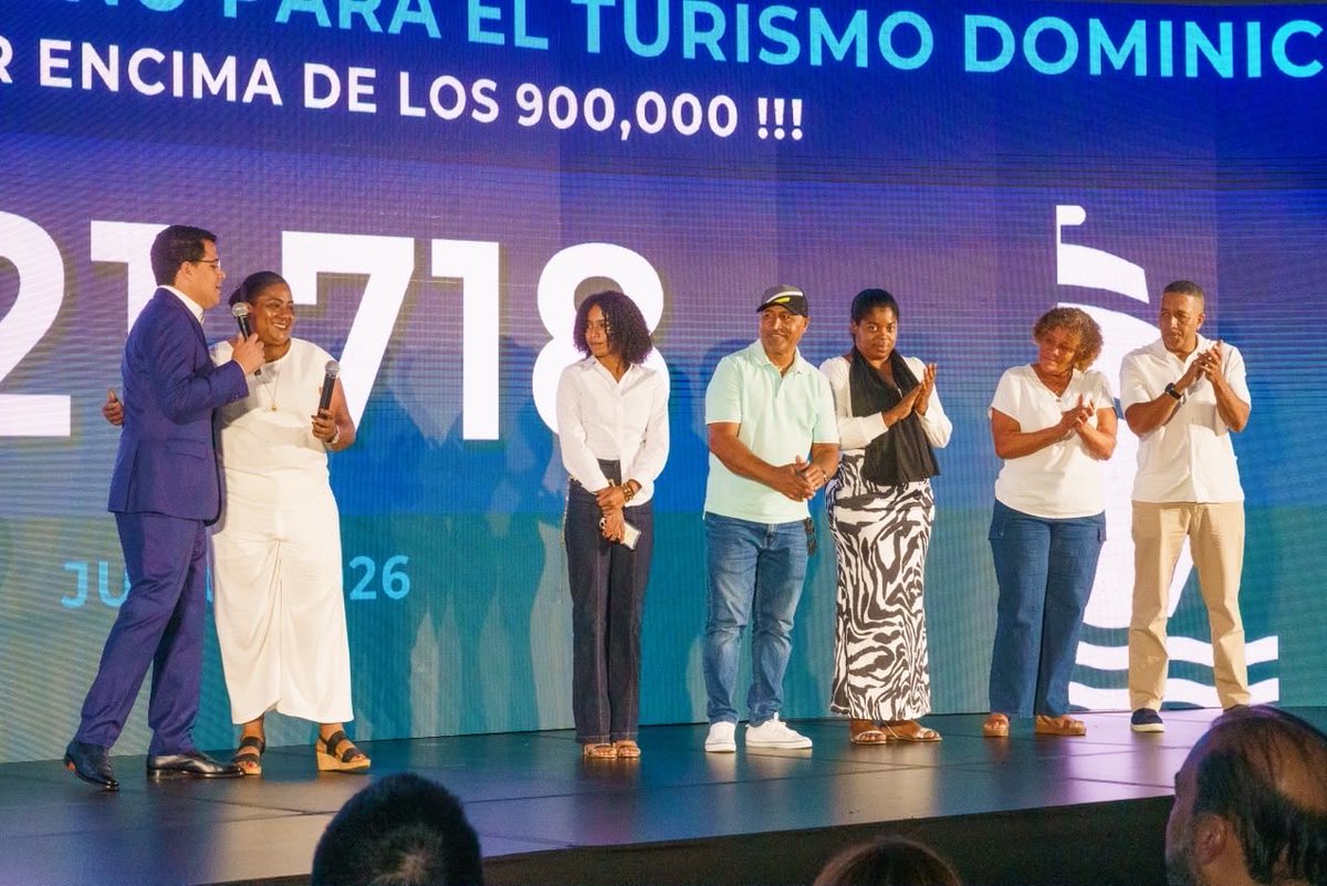 TurismoRD's tweet photo. ¡La exitosa llegada de 921,718 turistas vía aérea y 161,730 vía crucero en el mes de julio ha sido el resultado del trabajo conjunto! 🤩🇩🇴

👤 @DavidColladoM: «Este es el segundo mejor mes del año, demuestra la fortaleza que tiene el turismo en nuestro país…» https://t.co/LP4droE4Gp