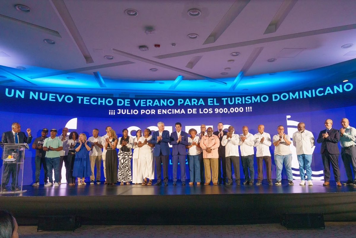 TurismoRD's tweet photo. 🫶🎯 Agradecemos a todos los artesanos, comerciantes, guías turísticos, representantes de las organizaciones de transporte y autoridades de la industria turística dominicana que nos acompañaron en esta celebración, realizada en honor al apoyo y esfuerzo de toda nuestra gente. https://t.co/n5ETJpbNcj