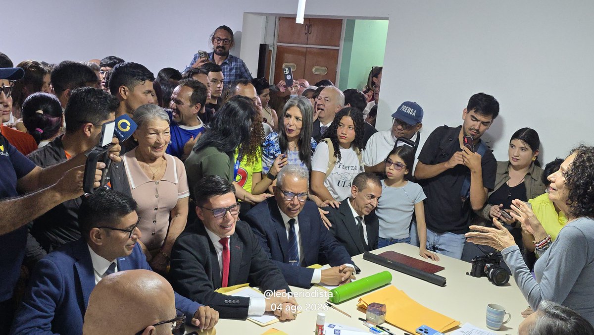 leoperiodista's tweet photo. #04ago..Los profesores Virgilio Castillo(Rector), Angel Andara(Vice Académico, Víctor Molina(Vice Adm) y Gustavo Alcanta (Secretario) inscribieron la tarde de éste martes su candidatura como integrantes del equipo "Transformación Universitaria" #ULA https://t.co/rY4H9VzBYQ