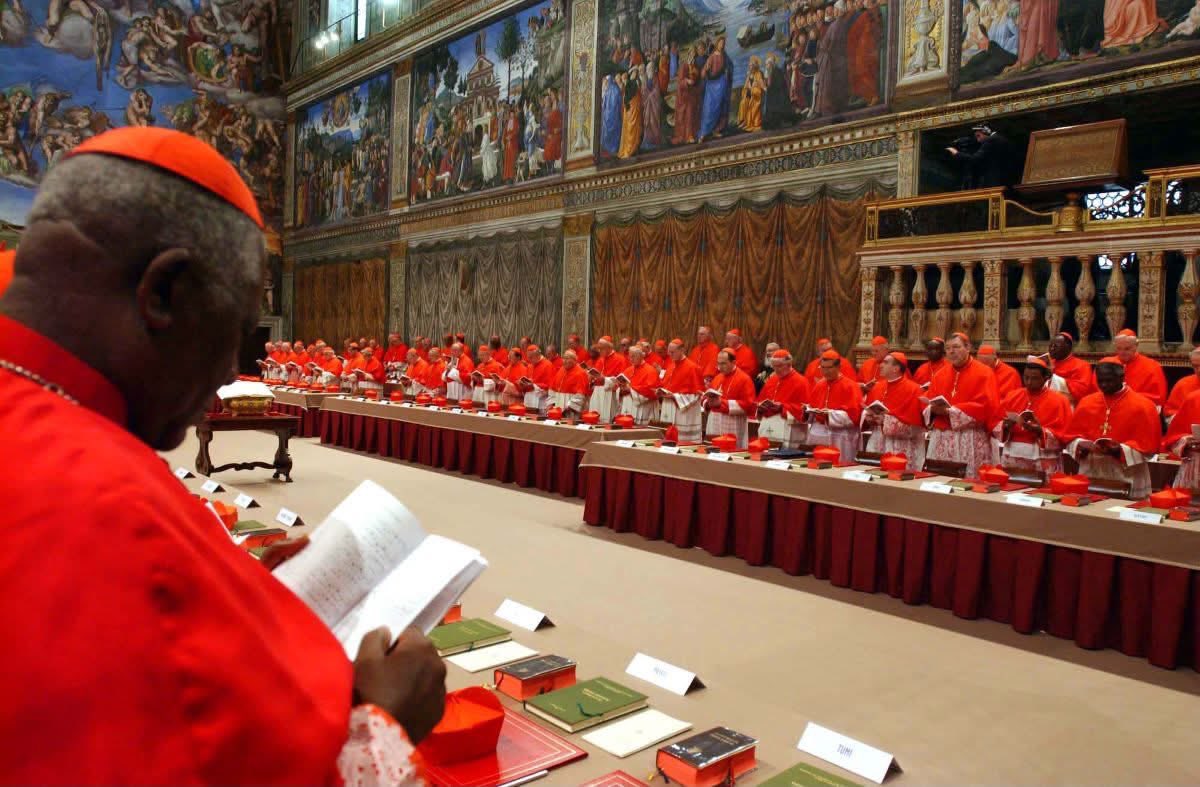 Capozza_Franc's tweet photo. 🚨ESCLUSIVA 

👉🏻 Le mie ricerche sono durate diversi mesi, ho consultato seminari, università, congregazioni, e quant’altro. Il risultato è imbarazzante: oltre il 65% dell’attuale Collegio Cardinalizio non conosce mezza parola di Latino, non lo ha mai studiato, non lo ha mai compreso. È la gravissima eredità di #Bergoglio, che ha dato alla Chiesa principi in porpora ignoranti, senza arte né parte, ignari che il LATINO è la lingua ufficiale della Chiesa. Questa gente, per lo più, non parla nemmeno inglese, ma esclusivamente il proprio idioma nazionale. Ignoranti, privi di competenze specifiche, senza alcuna base giuridica, teologica, liturgica. Questa è la #Chiesa di oggi e se #LeoneXIV non farà piazza pulita sarà un dramma ancora peggiore dei dodici anni pregressi. 

#fyp
#vaticano
#popeleo
@tempoweb