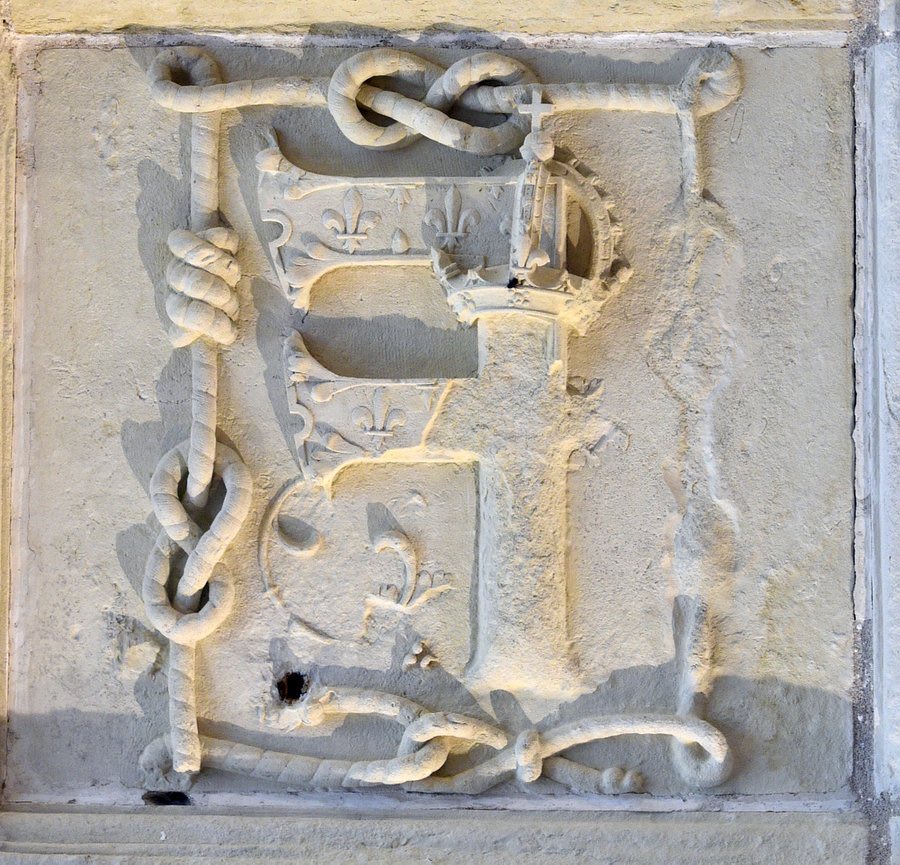 domainechambord's tweet photo. Un mystère à Chambord.  Il y a des centaines de « F » mais un seul est sculpté à l'envers ! On attend vos théories 📝 https://t.co/ZCKKwXEntP
