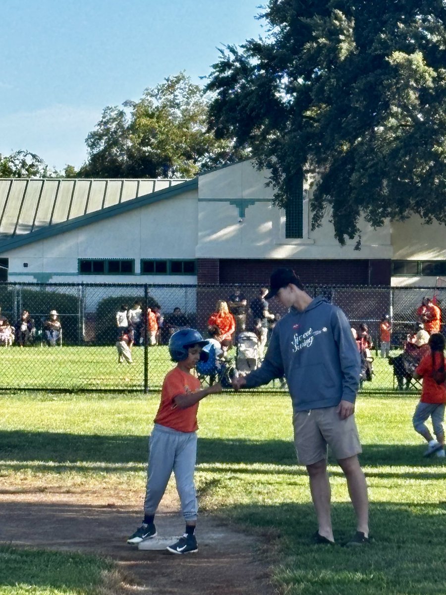 ColinCampb88633's tweet photo. Great summer coaching for the Junior Giants @gojrgiants. Outstanding youth baseball organization. https://t.co/uFUth9ON8I