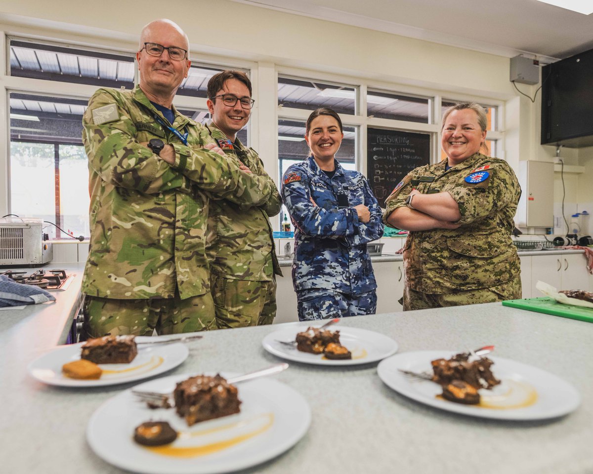 COIC_CJOC's tweet photo. Cuistots, à vos fourneaux! Des cuisiniers des FAC, de la FDNZ et de la RAAF se sont joints à des étudiants locaux à Darwin, en Australie, pour juger un concours de pâtisseries.

Une journée de créativité, de travail d’équipe et de gâteries sucrées! 👨‍🍳🍰 https://t.co/oIOrZDp9nu
