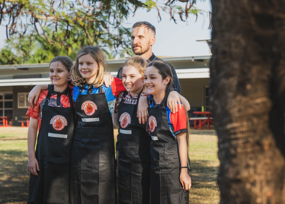 COIC_CJOC's tweet photo. Cuistots, à vos fourneaux! Des cuisiniers des FAC, de la FDNZ et de la RAAF se sont joints à des étudiants locaux à Darwin, en Australie, pour juger un concours de pâtisseries.

Une journée de créativité, de travail d’équipe et de gâteries sucrées! 👨‍🍳🍰 https://t.co/oIOrZDp9nu