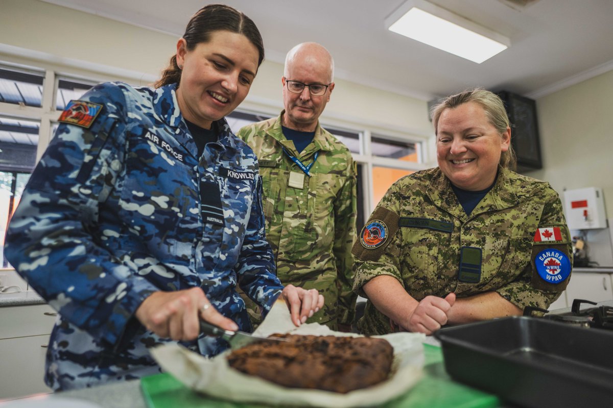 COIC_CJOC's tweet photo. Cuistots, à vos fourneaux! Des cuisiniers des FAC, de la FDNZ et de la RAAF se sont joints à des étudiants locaux à Darwin, en Australie, pour juger un concours de pâtisseries.

Une journée de créativité, de travail d’équipe et de gâteries sucrées! 👨‍🍳🍰 https://t.co/oIOrZDp9nu