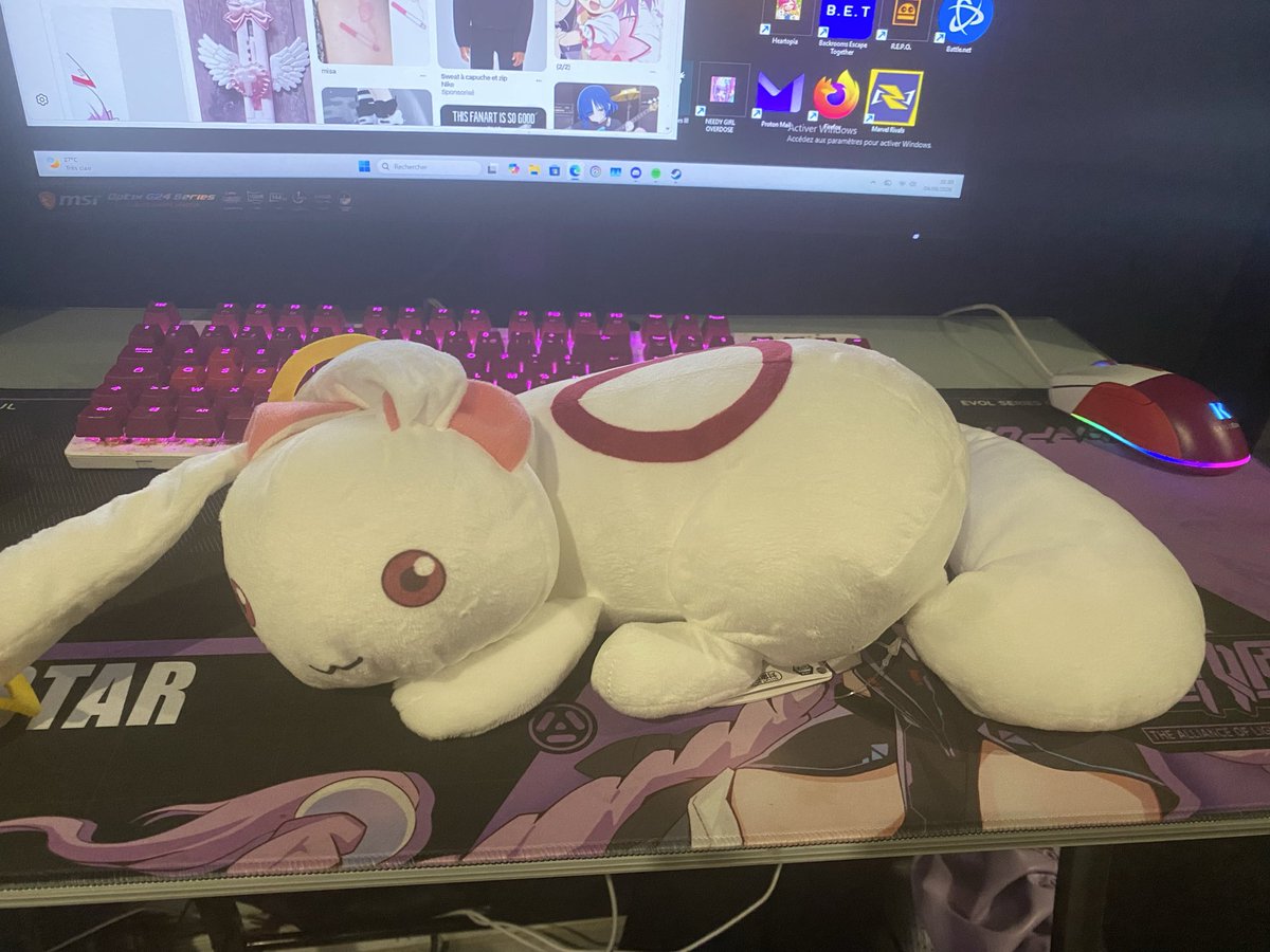 lobotomisation's tweet photo. Mwa et kyubey vs le monde https://t.co/QgEjTFSOS1