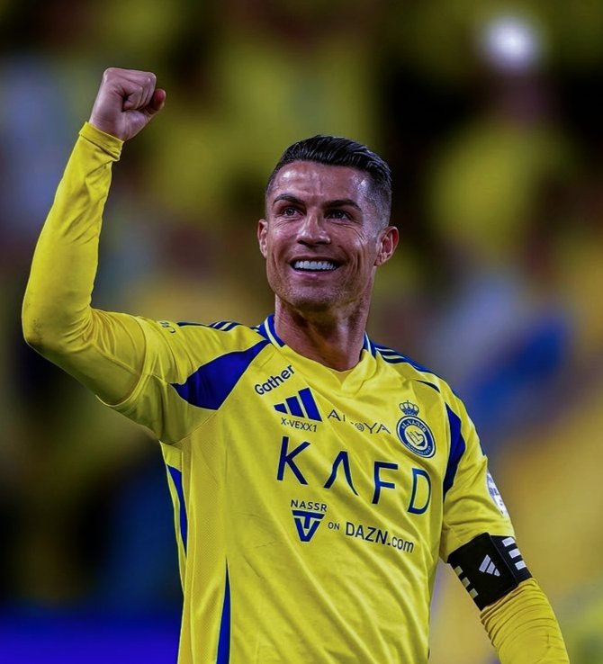 Samuelonyel6f6's tweet photo. 🚨| Cristiano Ronaldo meets new Al Nassr boss Ange Postecoglou for first time.
Former Spurs manager signed 2-year deal as Saudi champions' head coach. New chapter begins in Riyadh.🟡🇸🇦
#Ronaldo #AlNassr #Postecoglou🟡🔵🇸🇦 https://t.co/8SQruKxnwK