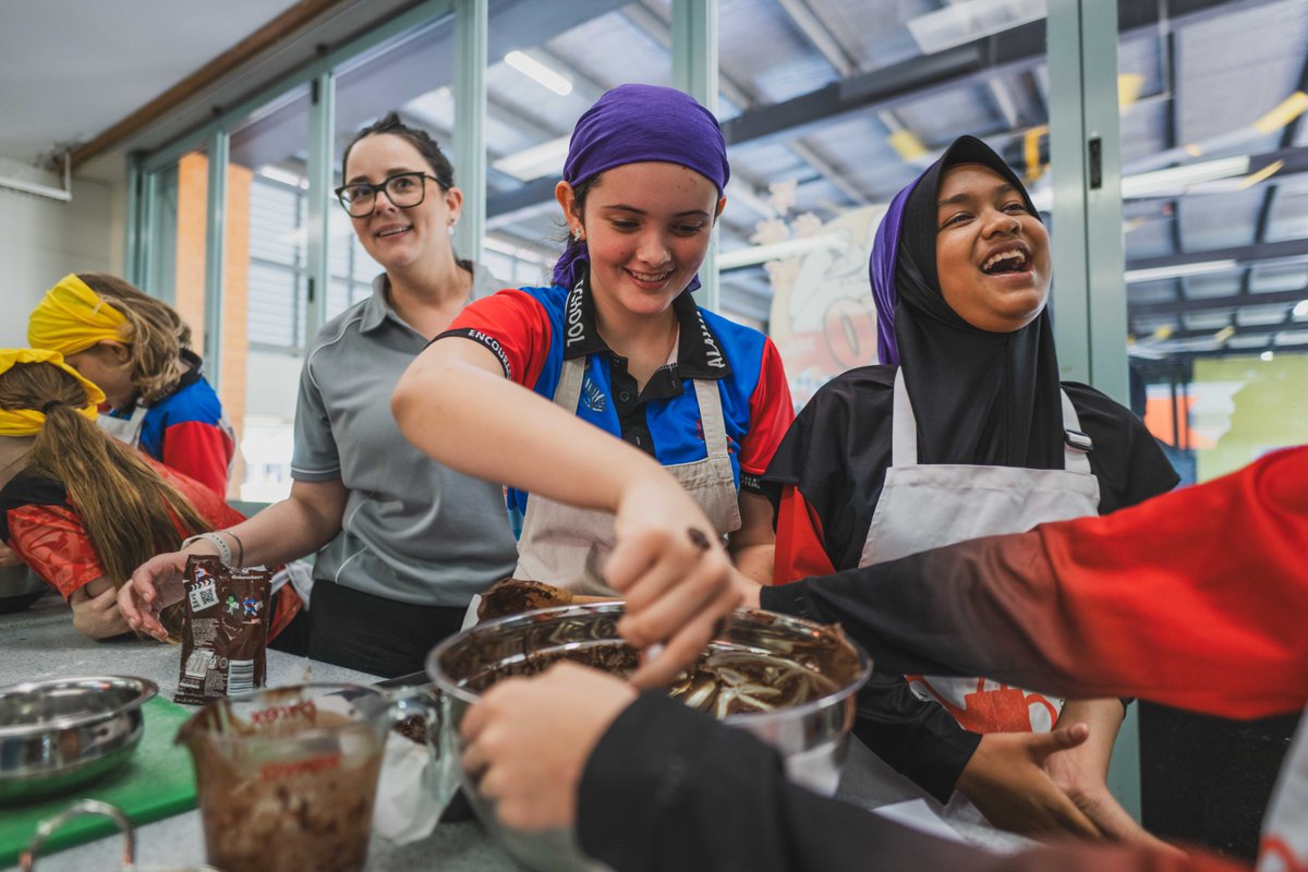 COIC_CJOC's tweet photo. Cuistots, à vos fourneaux! Des cuisiniers des FAC, de la FDNZ et de la RAAF se sont joints à des étudiants locaux à Darwin, en Australie, pour juger un concours de pâtisseries.

Une journée de créativité, de travail d’équipe et de gâteries sucrées! 👨‍🍳🍰 https://t.co/oIOrZDp9nu