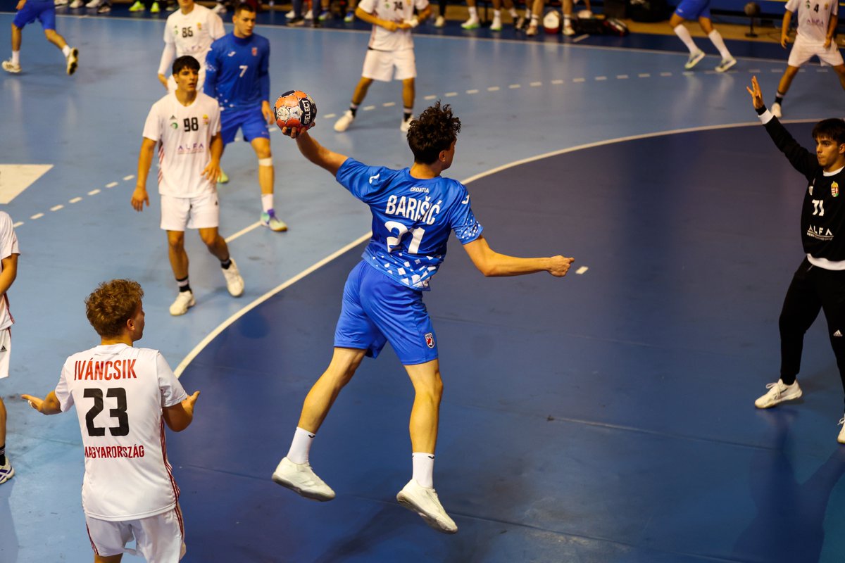 HRS_CHF's tweet photo. 🇭🇷 | 𝐌𝐥𝐚đ𝐢 𝐣𝐮𝐧𝐢𝐨𝐫𝐢 |  
U četvrtfinalu smo! 🔥

Unatoč porazu od Mađarske 37:32, naši mlađi juniori izborili su mjesto među osam najboljih.

Sutra je slobodan dan, a potom slijedi četvrtfinale protiv Danske. 🇩🇰 Termin utakmice EHF će objaviti tijekom dana.

#crohandball https://t.co/3pMYOCiqlW