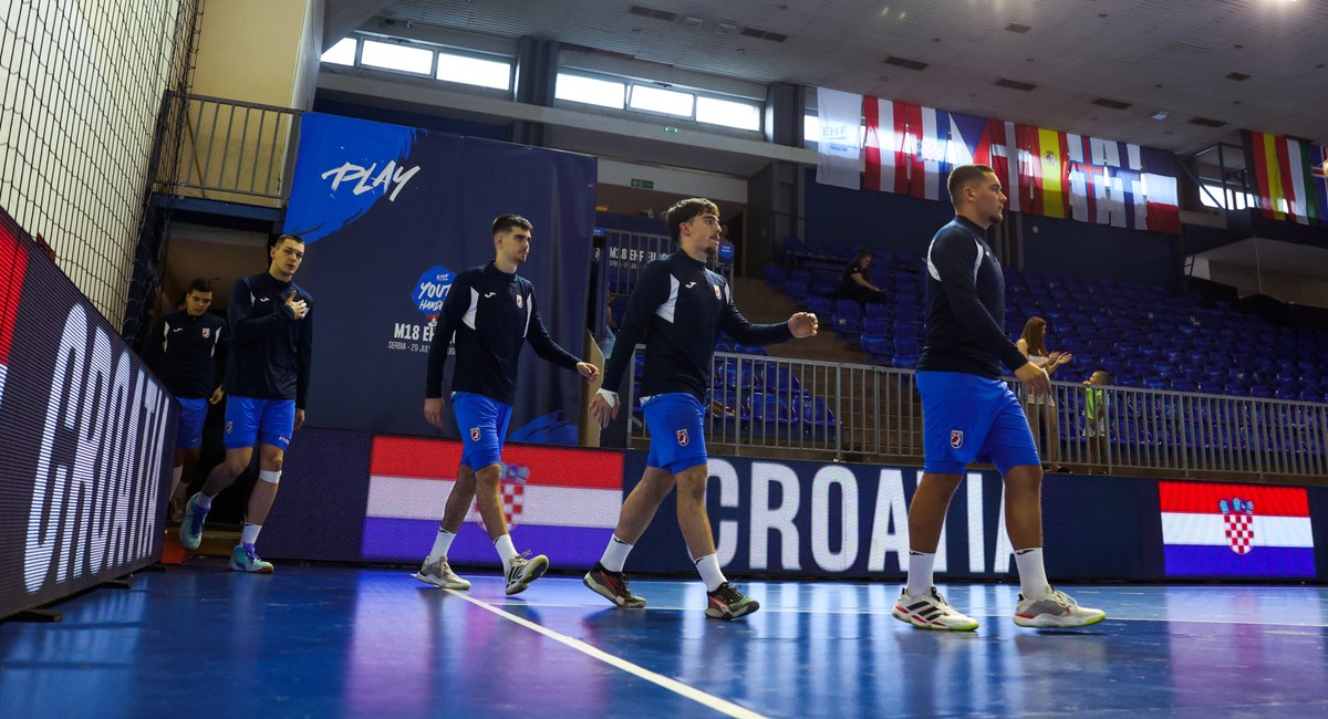 HRS_CHF's tweet photo. 🇭🇷 | 𝐌𝐥𝐚đ𝐢 𝐣𝐮𝐧𝐢𝐨𝐫𝐢 |  
U četvrtfinalu smo! 🔥

Unatoč porazu od Mađarske 37:32, naši mlađi juniori izborili su mjesto među osam najboljih.

Sutra je slobodan dan, a potom slijedi četvrtfinale protiv Danske. 🇩🇰 Termin utakmice EHF će objaviti tijekom dana.

#crohandball https://t.co/3pMYOCiqlW