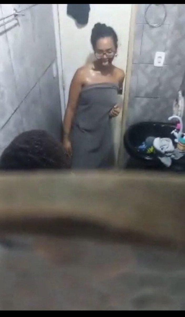vazadoshark's tweet photo. Pegou a prima escondido na festa de família e os primos filmaram kkkkk https://t.co/jnLQekK90d