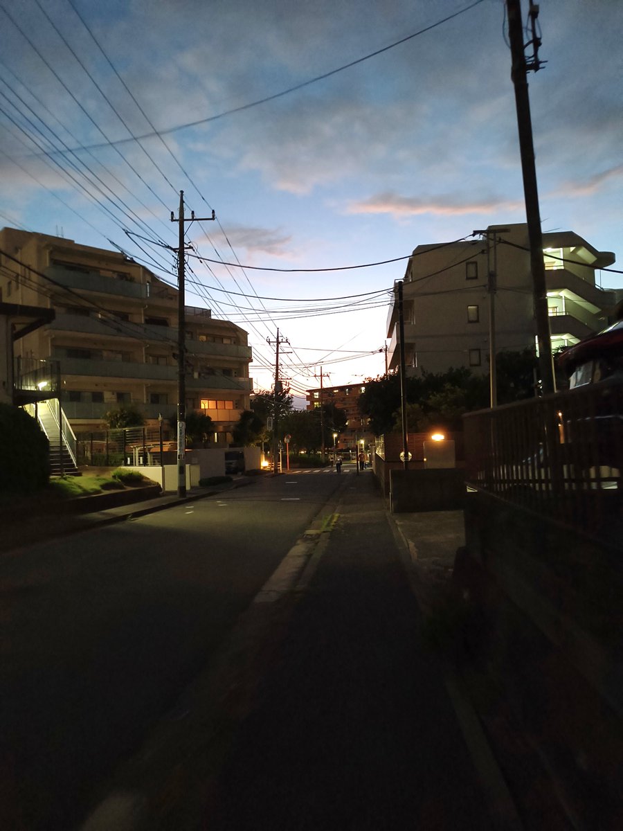 Love_minmay's tweet photo. 同じ時間に撮ったけど色合い調整なしでキャメラのモードだけで空の色がこんなに

←食べ物用　夜景用→ https://t.co/CSaDQJq29U
