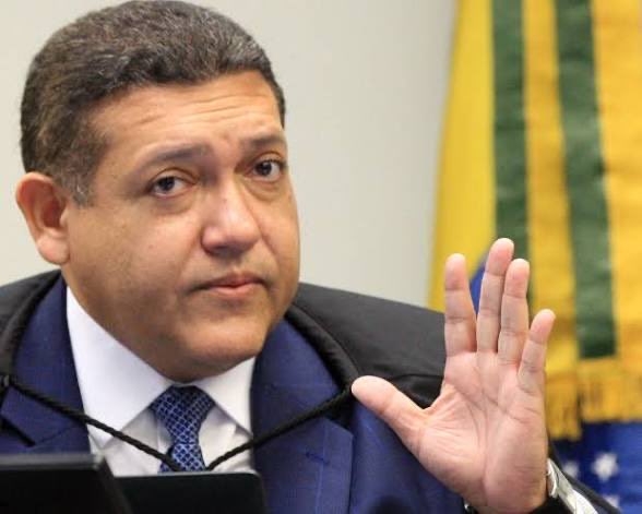 joaquimrib1801's tweet photo. 🚨 Kassio Nunes Marques determinou que o governo federal retire dos canais oficiais do governo as publicações que possam caracterizar promoção pessoal de “Lula” durante o período eleitoral. A decisão alcança fotos, vídeos, discursos, inaugurações, entregas de obras e outros conteúdos que exaltem sua imagem. O governo alegava que as postagens tinham caráter apenas institucional e informativo, mas o magistrado entendeu que elas poderiam configurar promoção pessoal. Assim, determinou a remoção do conteúdo em até 24 horas e proibiu novas divulgações com o mesmo caráter nos canais oficiais do governo até o fim das eleições.