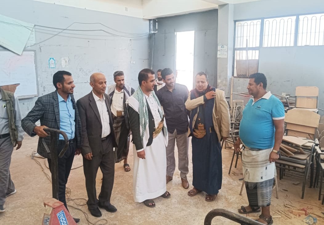 Taizgio11's tweet photo. وكيل أول محافظة تعز يتفقد سير التعليم بالمعهد التقني في الحوبان

💢 مكتـب الإعــلام م/تعـــز

الثلاثاء، 21 صفر 1448هـ
الموافق، 04 أغسطس 2026م

اطّلع وكيل أول محافظة تعز - مسؤول التعبئة العامة محمد الخليدي، اليوم، على سير العملية التعليمية والتدريبية، والورش الفنية والقسم الداخلي بالمعهد التقني الصناعي - الحوبان. 

واستمع الخليدي، ومعه مسؤول قطاع التعليم الفني والتدريب المهني بالمحافظة عبدالجليل السامعي، من عميد المعهد منصور القباطي، إلى إيضاح عن احتياجات مختلف مرافق وأقسام المعهد الفنية والأكاديمية والورش التخصصية؛ وسبل تطوير البيئة التعليمية بالمعهد. 

وخلال الزيارة، أكد الخليدي حرص قيادة المحافظة على دعم قطاع التعليم الفني والتدريب المهني، باعتباره ركيزة أساسية للتنمية المستدامة والبناء الاقتصادي. 

وأشار إلى أن الاستثمار في الكوادر الشبابية وتأهيلها حرفيًا وتقنيًا يمثل خيارًا استراتيجيًا لبناء نهضة الوطن وتلبية متطلبات سوق العمل. 

واعتبر وكيل أول المحافظة، استمرار العملية التعليمية في ظل ما تشهده البلاد من حصار سعودي، أمريكي، وإسرائيلي، يعكس حجم صمود ووعي القيادات الأكاديمية والطلاب، مشدّدًا على ضرورة تضافر الجهود لتجاوز الصعوبات وتوفير الإمكانيات المتاحة للارتقاء بجودة مخرجات التعليم الفني. 

بدوره أوضح مسؤول قطاع التعليم الفني والتدريب المهني بالمحافظة السامعي، أن الزيارة تأتي في إطار التقييم الميداني المباشر للاحتياجات الفنية والتجهيزات المعملية، بالمعهد ووضع خطة تطويرية شاملة تستهدف رفع الطاقة الاستيعابية وتحسين البيئة التدريبية. 

فيما أشار عميد المعهد التقني الصناعي بالحوبان القباطي، إلى طبيعة سير العملية التعليمية في أقسام المعهد المختلفة. 

واستعرض أبرز التحديات التي تواجه المعهد وفي مقدمتها الحاجة لتحديث بعض الورش والتجهيزات الفنية، ودعم القسم الداخلي لاستيعاب الطلاب القادمين من المناطق النائية. 

رافقه رئيس الملتقى الطلابي بالمحافظة هشام القياضي، وعدد من الكوادر الإدارية والأكاديمية والطلابية بالمعهد.

🔵 تويتر :

https://t.co/41YIE4P2nh

🟦 تليجرام :

https://t.co/B7v4P94m5O

https://t.co/Fw7pJTAV7D