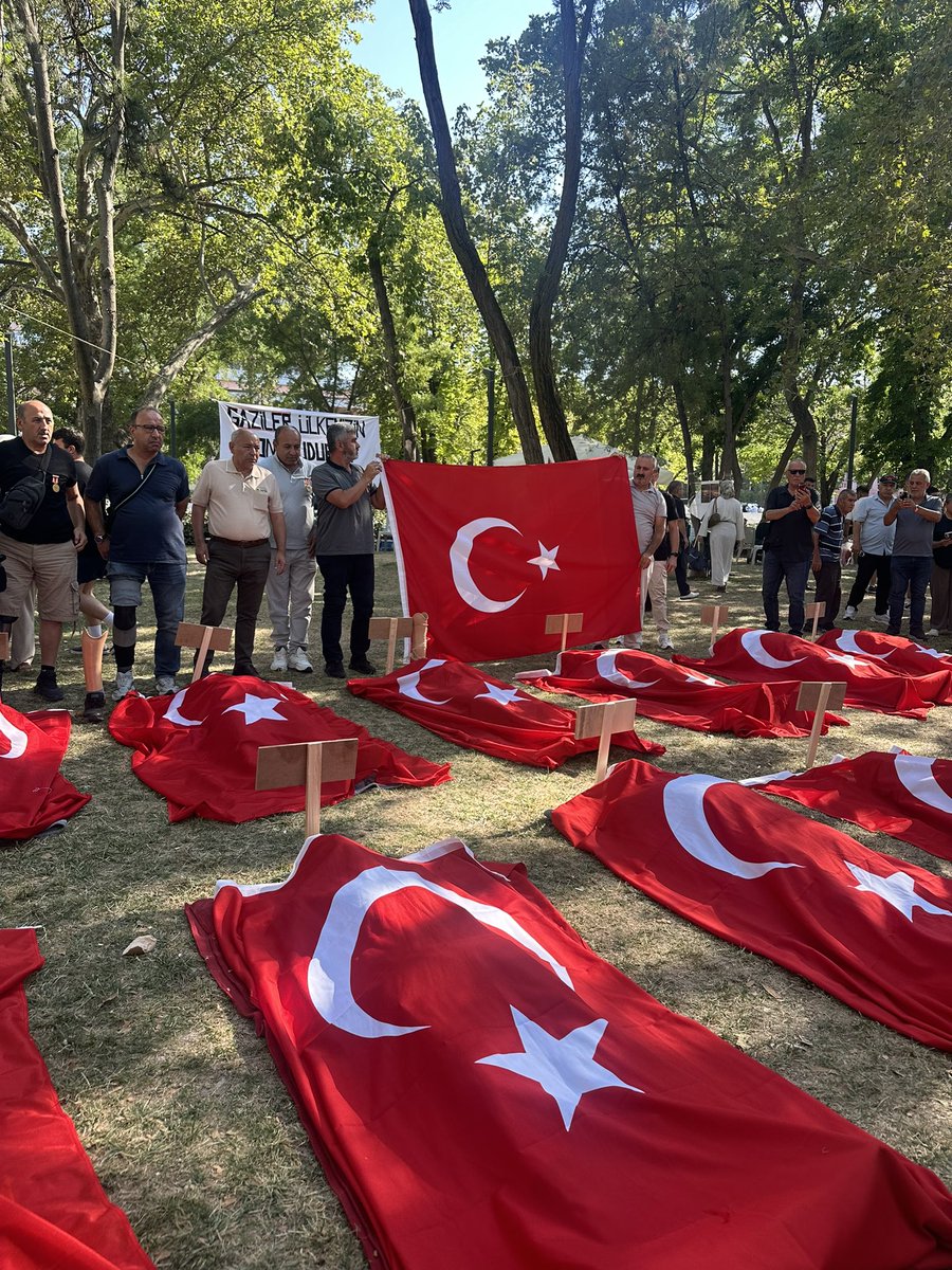 istiklalkadin's tweet photo. Bugün gazilerimiz tarihte görülmemiş bir eyleme imza attı.

Bayrağın altında yatarak “Bizi ölmeden mezara koydunuz” mesajı verildi, mevlit okutuldu.

İstiklal Kadınları Hareketi olarak her gün olduğu gibi bugün de gazilerimizin yanlarındaydık. Alandaki gözlemlerimizi sizlerle paylaşıyoruz:

Gazilerimizin açlık grevi devam ediyor. Şu ana kadar 3 gazimiz hastaneye kaldırıldı. 

Ankara halkının sürekli kendilerini ziyaret etmesinden çok memnunlar. 

Vatandaşlarla sohbet etmeyi çok seviyorlar. Nasıl gazi olduklarını oraya gelenlere belki yüzlerce kez anlatmışlardır ancak her seferinde aynı yoğun milli duygularla anlatıyorlar.

Alanda her ideolojiden gazi var. Eylem alanı, sürekli söylediğimiz "Türkiye'de sağ sol yok, sadece vatanseverler ve vatan hainleri var" sözünü kanıtlar nitelikte.

Gazilerimizin morali yüksek çünkü Türk milletinin desteğini görüyorlar; ancak bu vatan için canlarını siper ederek gazi olmalarına rağmen devletin kendilerini sahiplenmemiş olmasına içleri kan ağlıyor.

Alana bir siyasetçi de gelse vatandaş da gelse aynı şekilde karşılıyorlar.

Sıklıkla alanı provoke etmeye çalışanlar oluyor. Hükümet gazilerin orada bulunmasından çok rahatsız ve bu yüzden birileri sürekli alanı provoke etmeye çalışıyor ki polis müdahale edebilsin; ancak gazilerimiz son derece profesyonel ve temkinli.

Son derece kararlılar. Ağır ilaçlar kullanmalarına rağmen açlık grevlerini sürdürüyor ve geceleri çimenlerin üstünde yatıyorlar.

Gazilerimiz onlarca kez canlarını hiçe saydı. Bir kez daha canlarını hiçe sayarak haklarını aramaya devam edecekler. Onları hiçbir baskı veya tehdit yıldıramayacak.

Onlar tarihe çoktan kahraman olarak geçti. Gazilerimiz de onlara haklarını vermeyerek ihanet edenler de asla unutulmayacaklar. Bir taraf kahraman olarak anılacak ancak diğer tarafın nasıl anılacağını bilemiyoruz.

Çünkü ihanetin boyutu her geçen gün büyüyor, yeni bir sayfa açılıyor...
