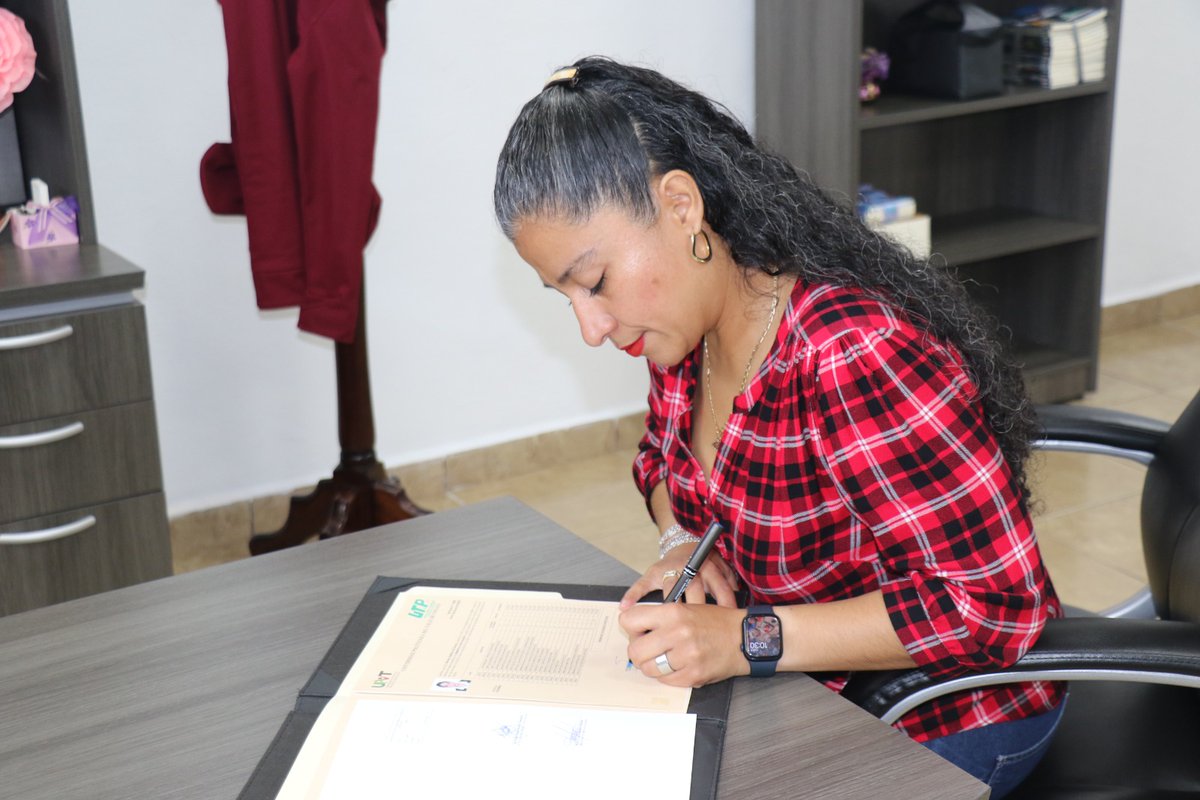 UPVToficial's tweet photo. Hoy en #UPVT se firmaron los Certificados de la Maestría en Administración, respaldando la preparación de nuestros estudiantes, a quienes felicitamos por concluir su formación. 🐺💼
@Sesyn_edomex @DGES_Edomex
#ElPoderDeLaEducación #EducaciónES
#SomosLobosBlancos #SomosUPVT https://t.co/sdNcWbDe12